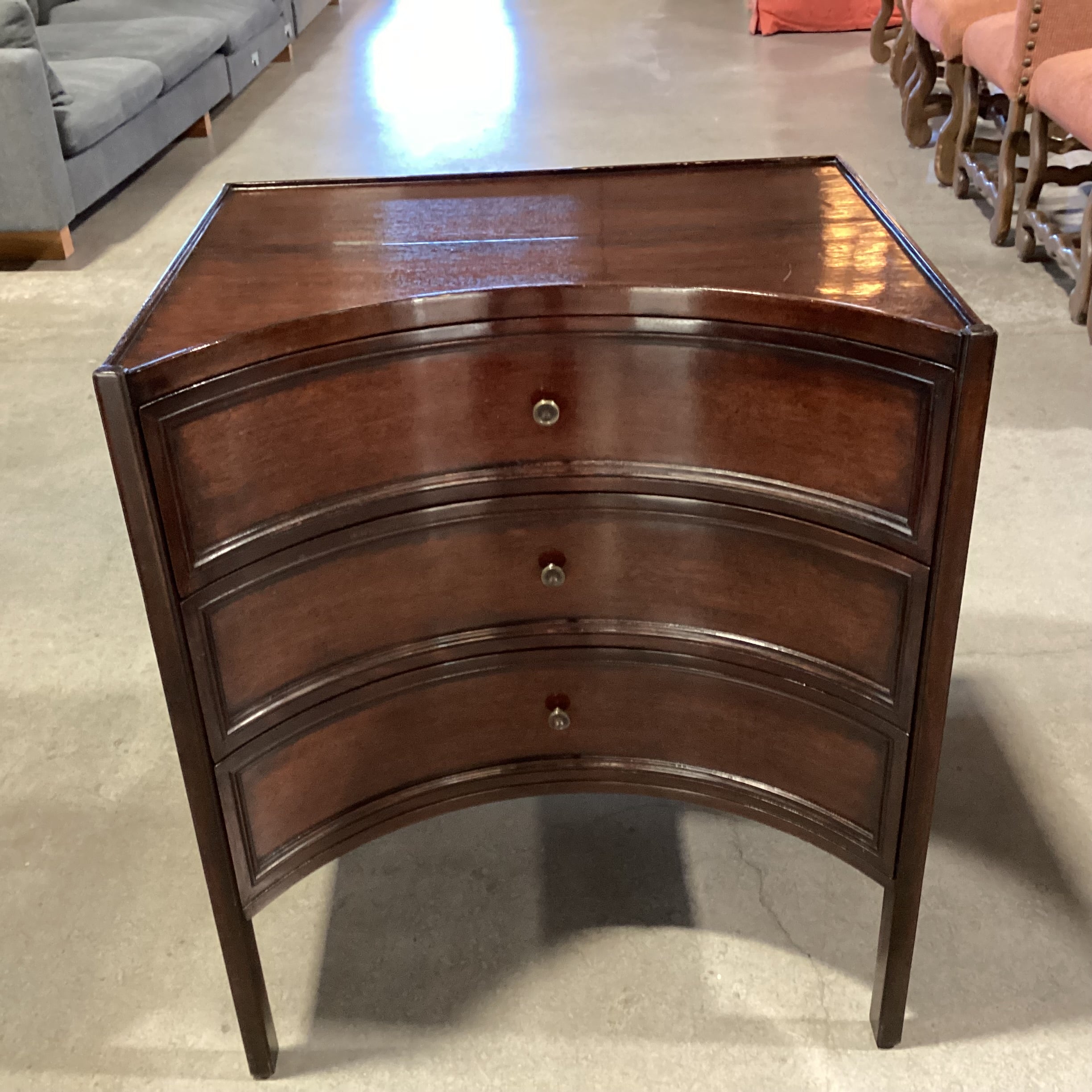 Dessin Fournir Handley Mahogany 3 Drawer Chest Nightstand 26"x 21"x 31"