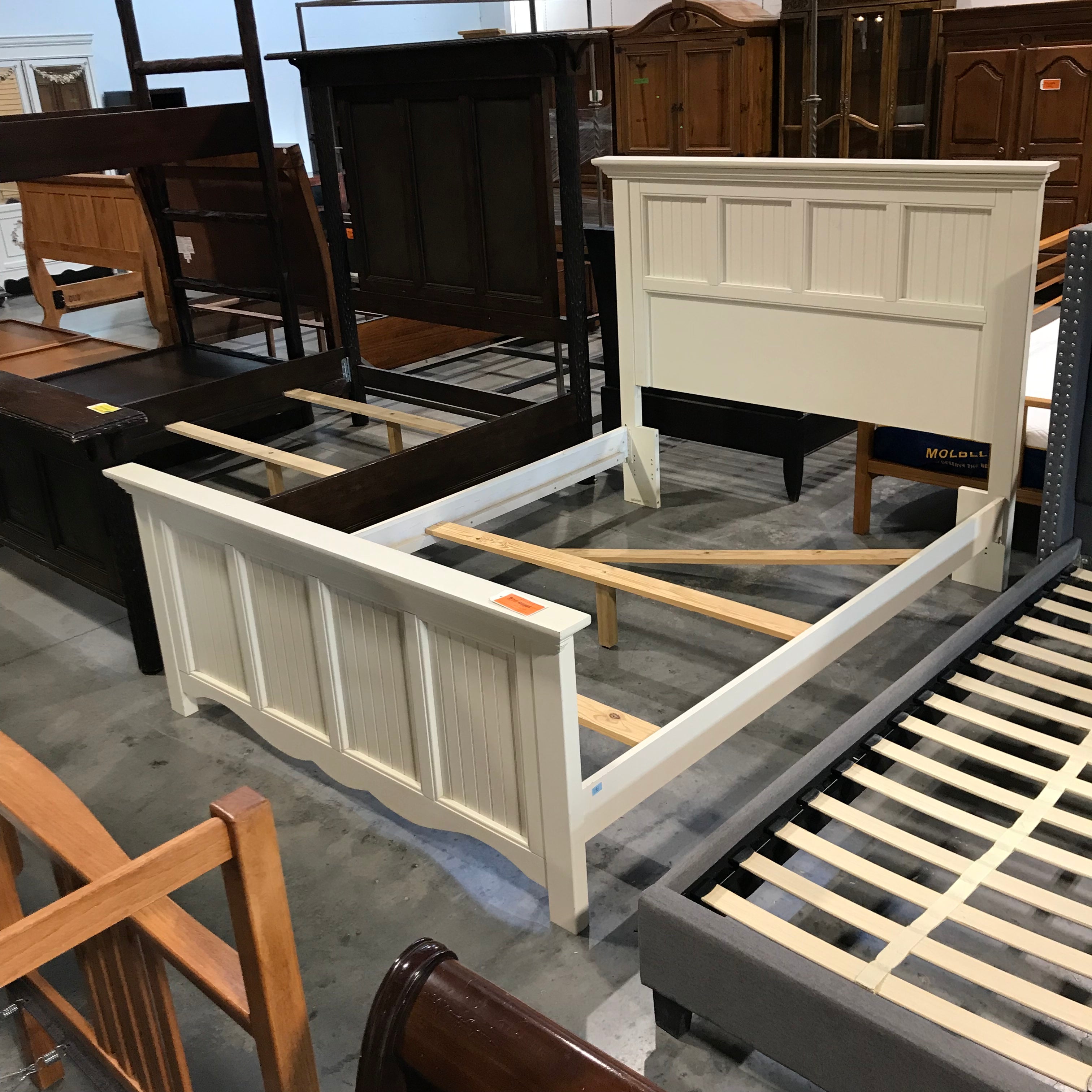 Queen Bassett Furniture White Solid Painted Wood Bed Set 67"x 87"x 54"