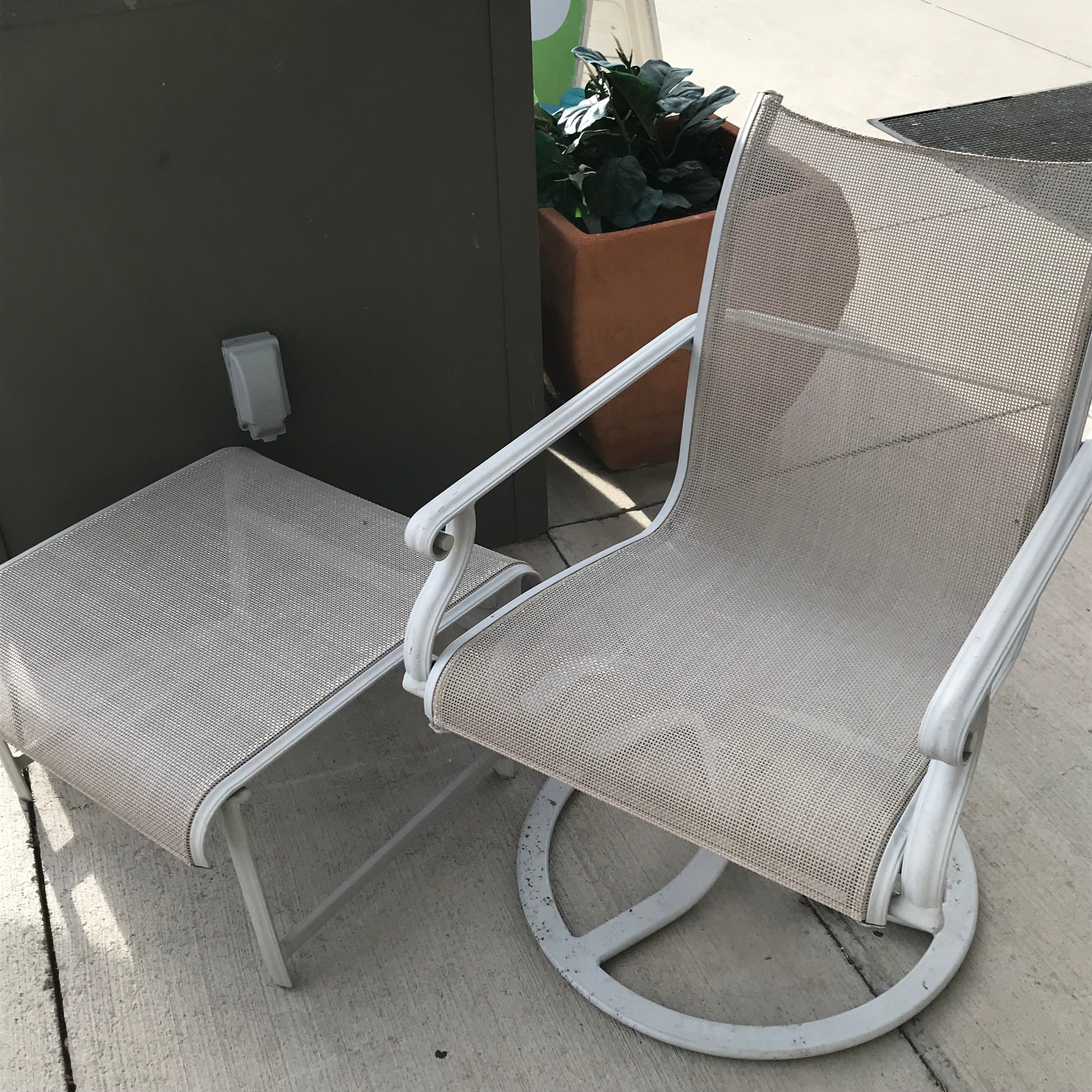 Brown Jordan Swival Chair and Ottoman Set 18"x 25.5"x 34.5"