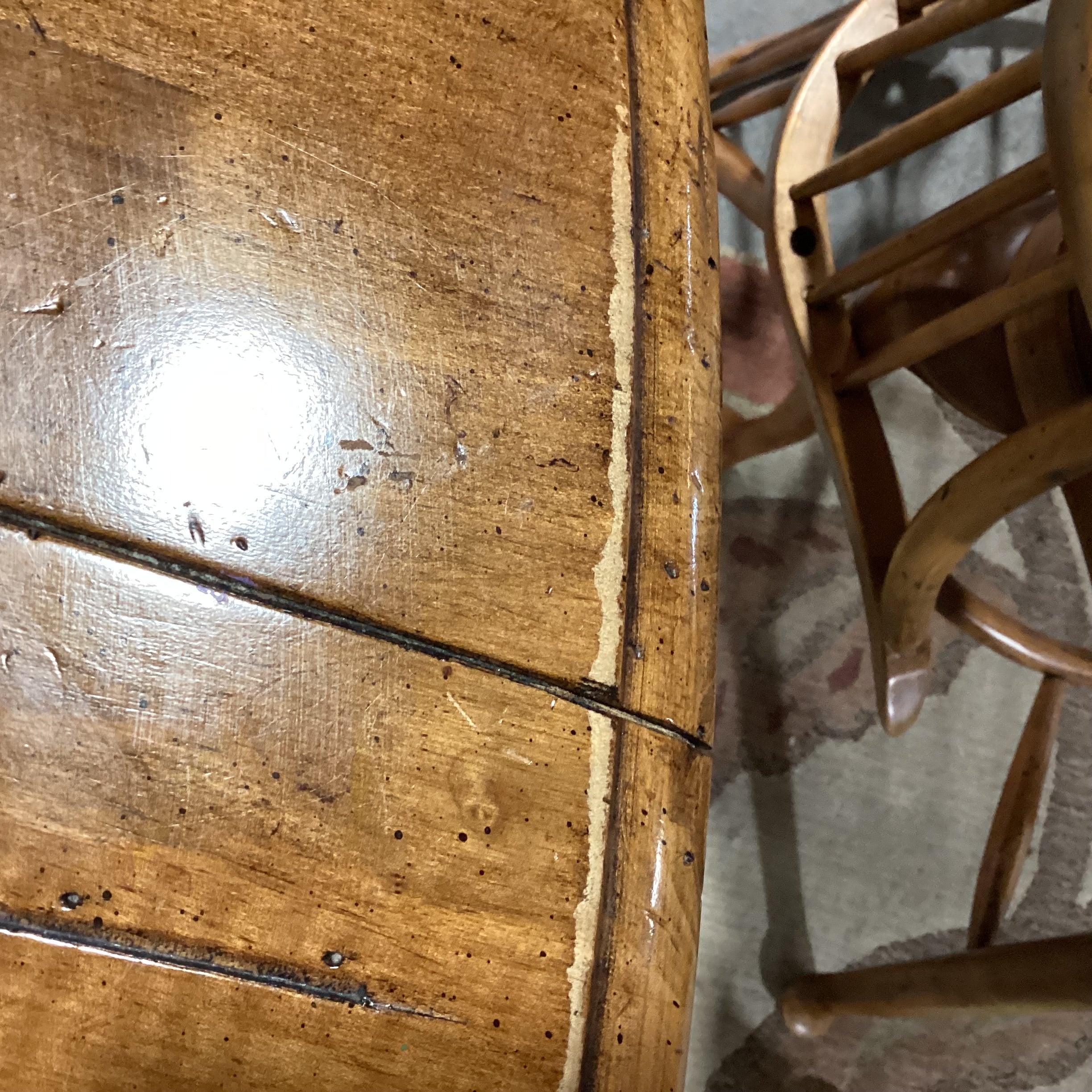 Ethan Allen Vintage Windsor Style Carved Distressed Wood 2 Leaf Table & 8 Chairs Dining Set 102"x 44.5"x  30"