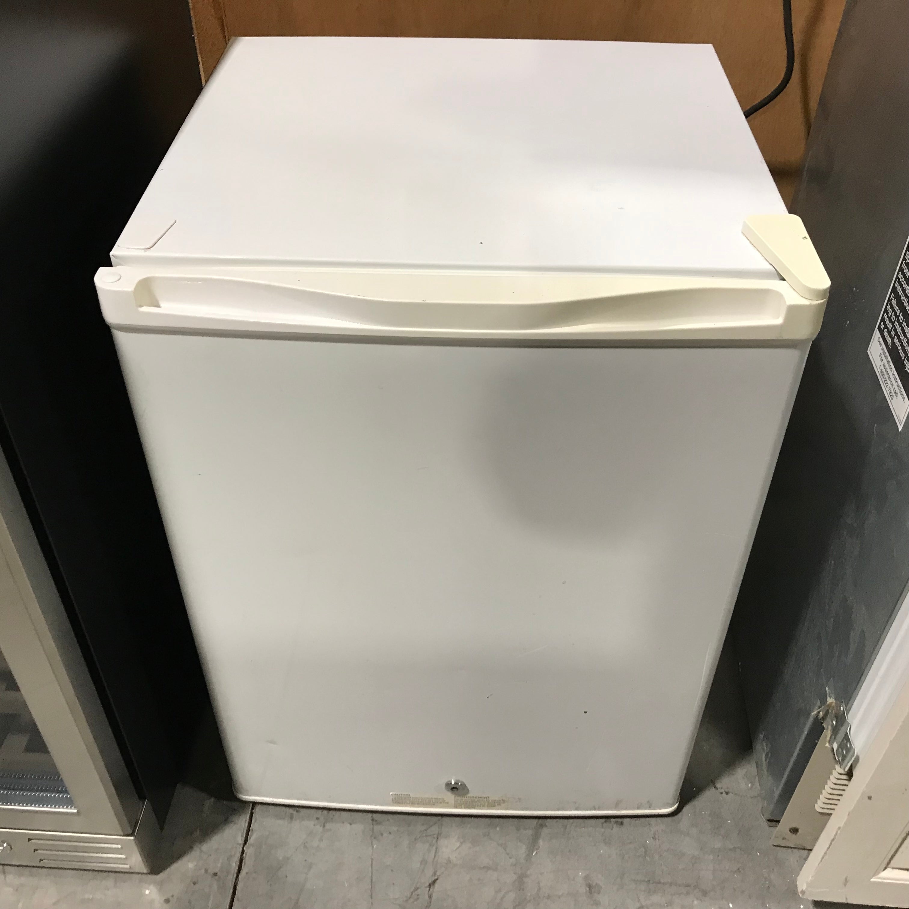 Free-Standing White Mini Refrigerator 19.5"x 19"x 27"