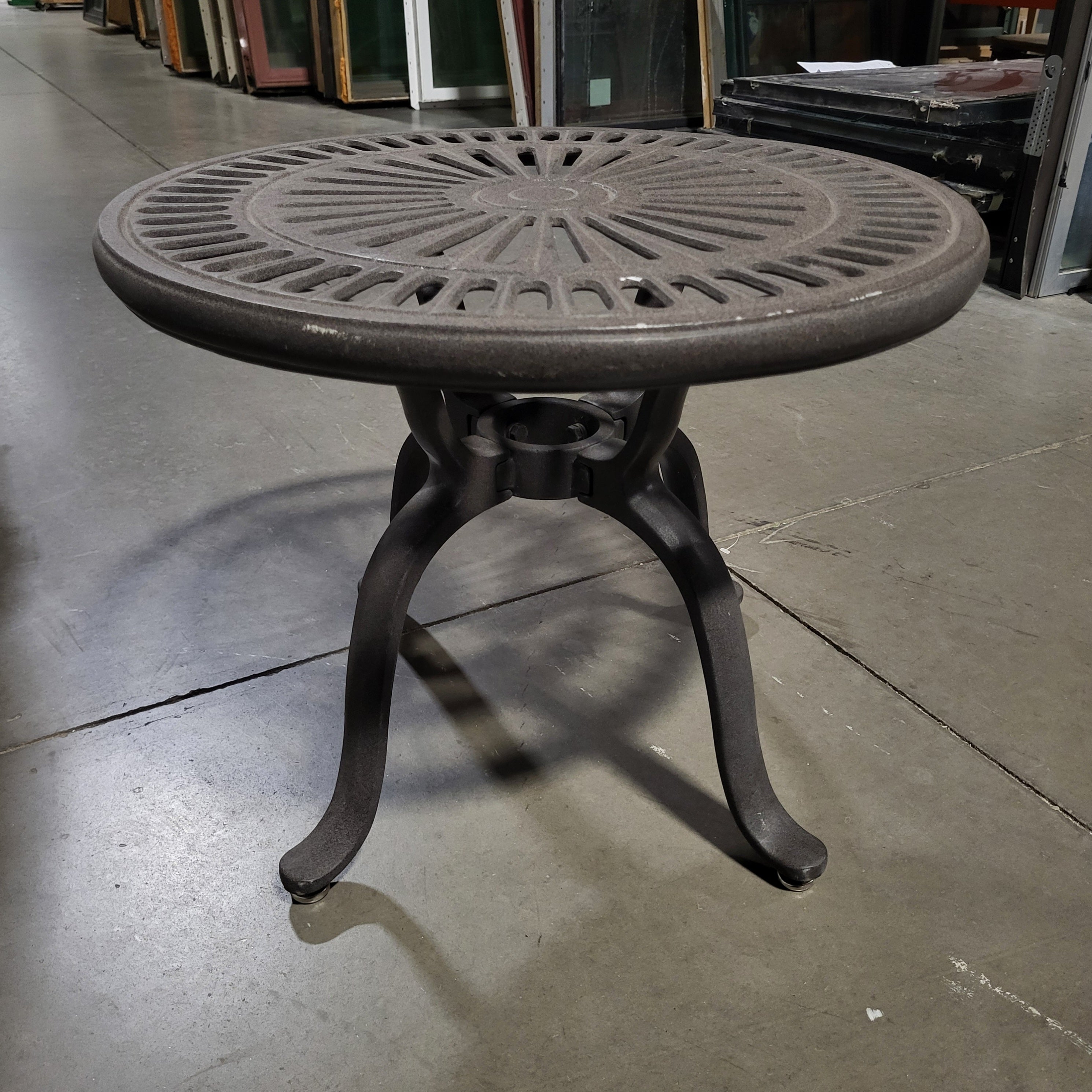 Tropitone Cast Aluminium Patio End Table 21.5" Diameter x 17"