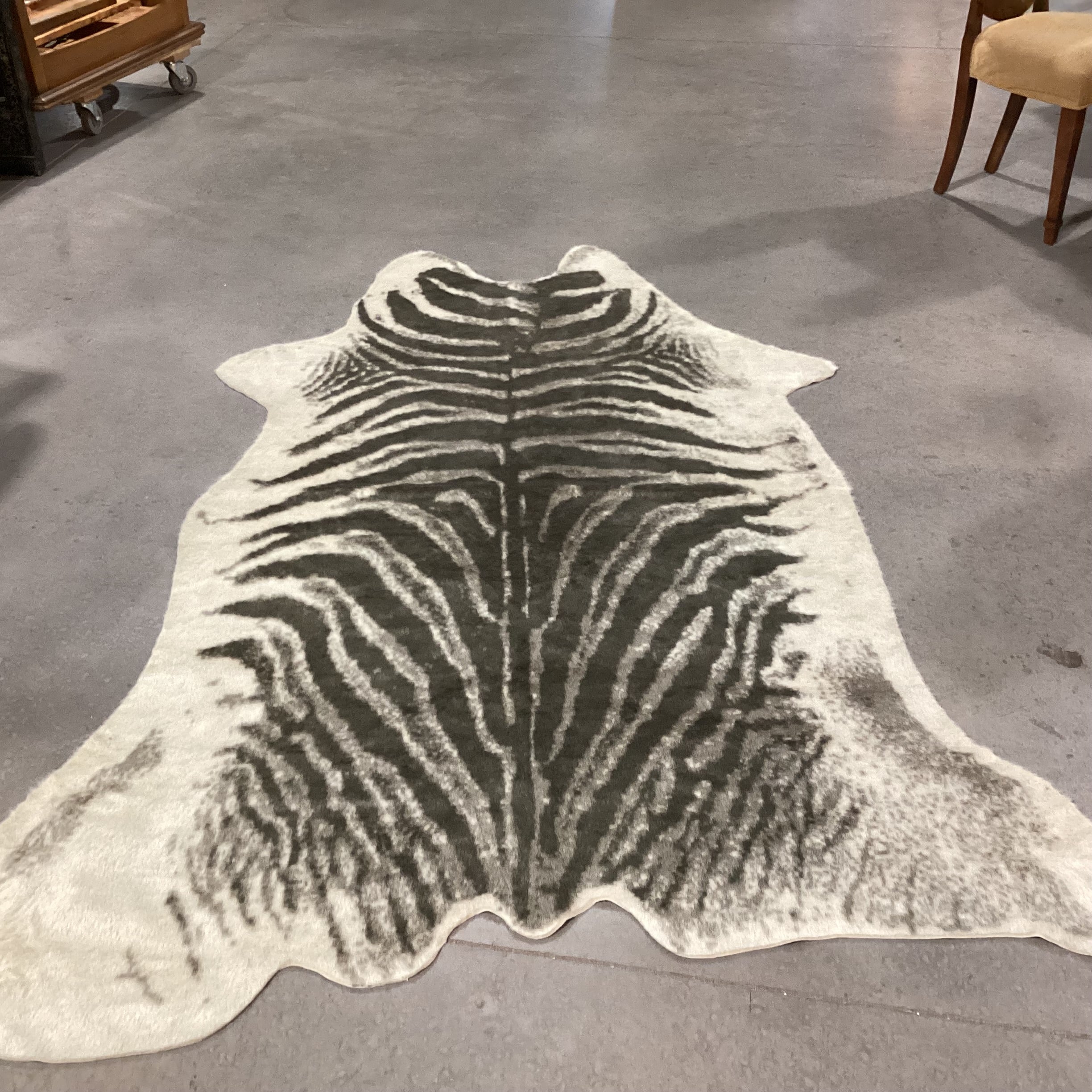 Erin Gates by Momeni Acadia Grey Zebra Faux Fur Rug 5'3"x 7'10'