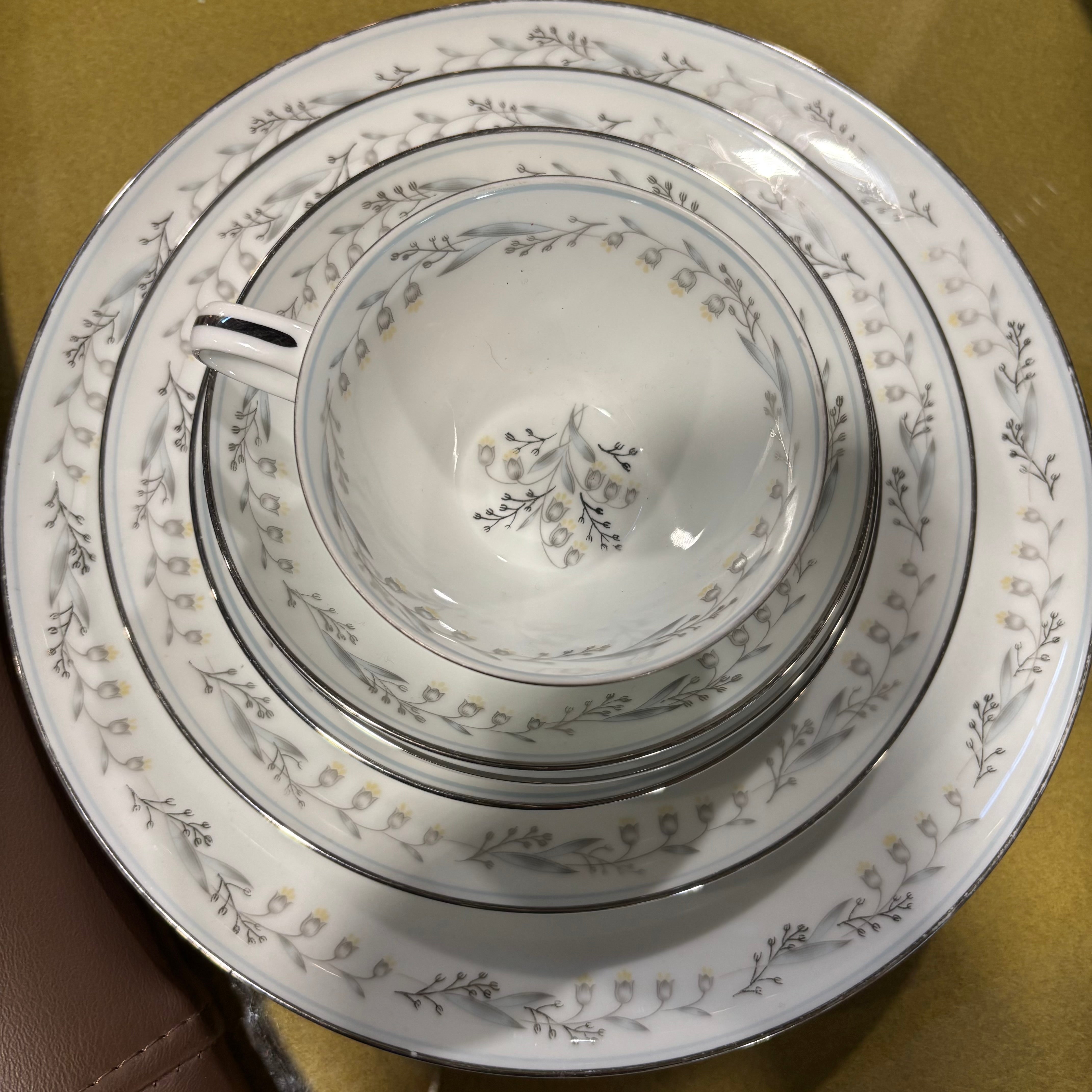 Set of 75 Pieces Noritake Natalie #5815 China Dinnerware