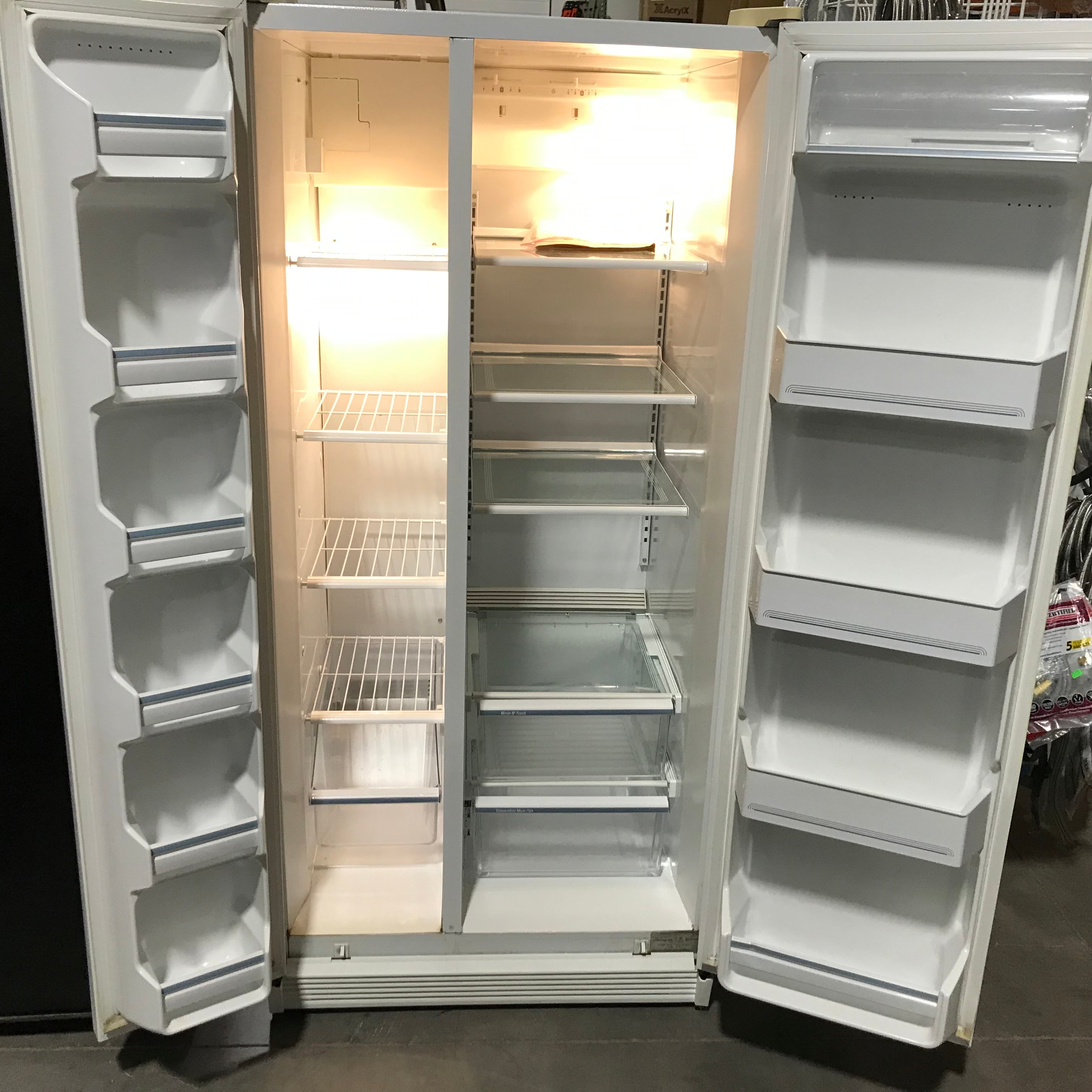 GE White Side-By-Side Refrigerator 31.5"x 30"x 67.5"