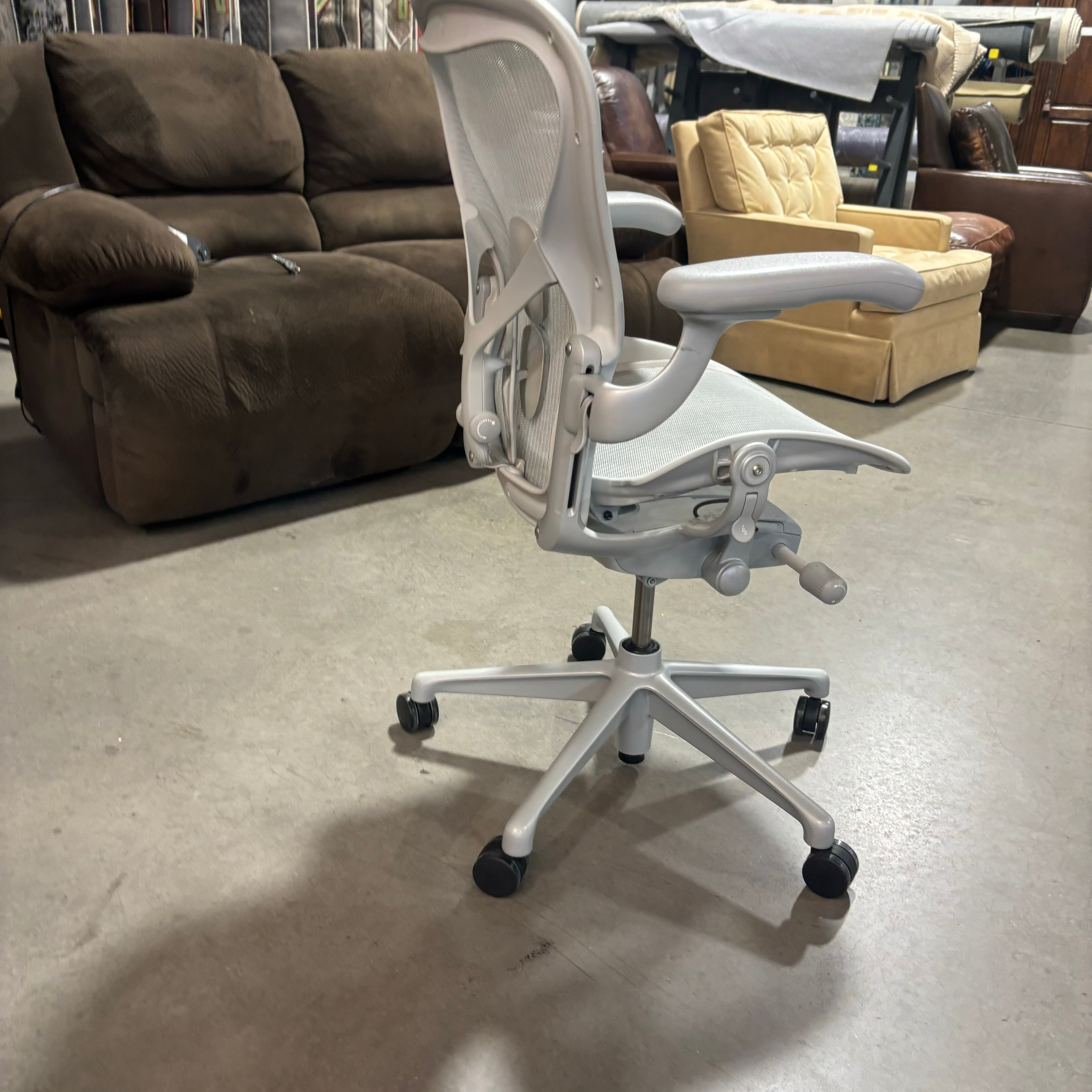 Herman Miller Aeron Grey Mesh Ergonomic Office Chair 27"x 25"x 37" to 41"