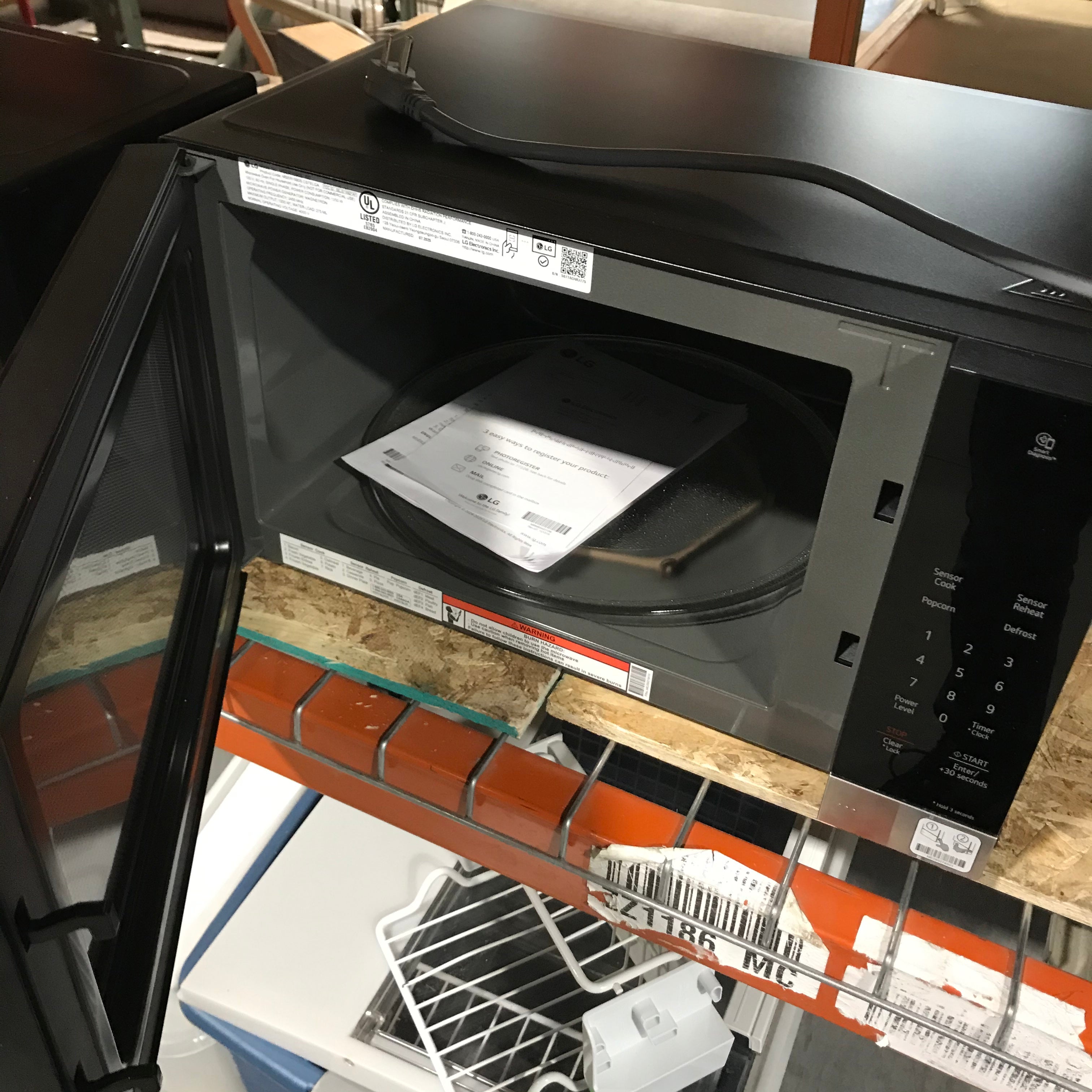 LG Black Counter Top Microwave 21"x 16.5"x 12" ( Like New)