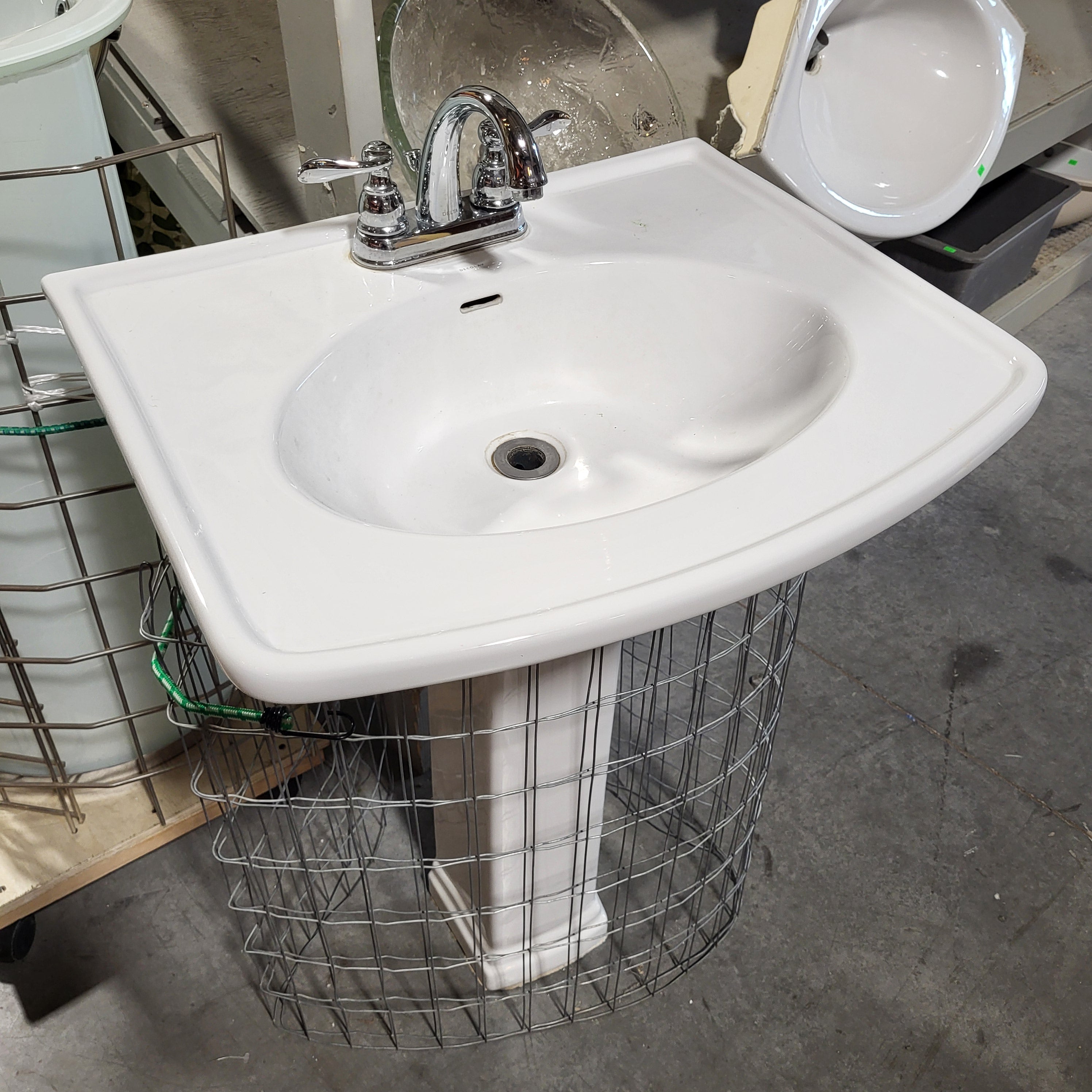 24"x 20"x 34" Decolav white with Pedestal Sink