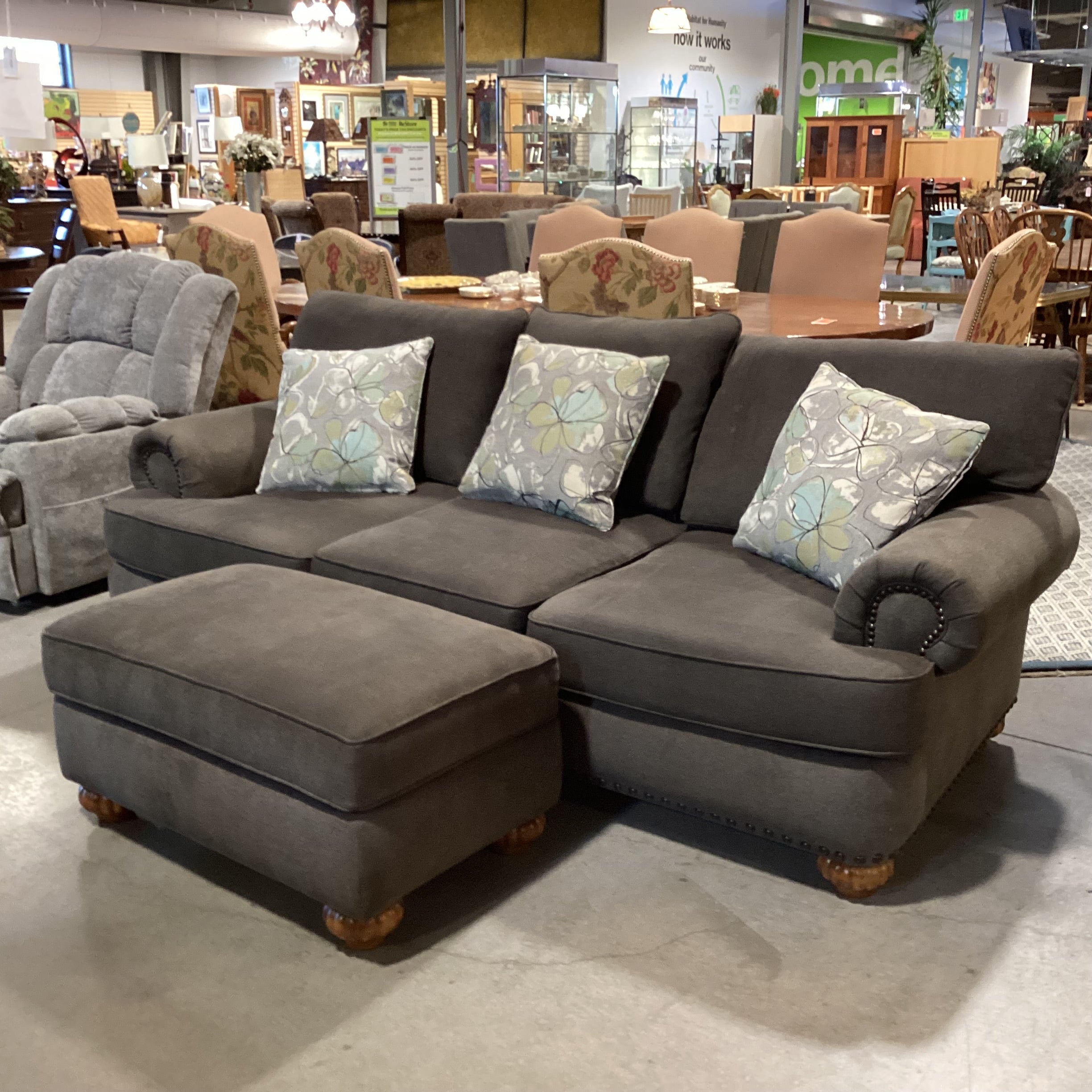 Flexsteel Charcoal Grey Nailhead & Floral Multi Accent Pillows with Ottoman Sofa 96"x 41"x 31"