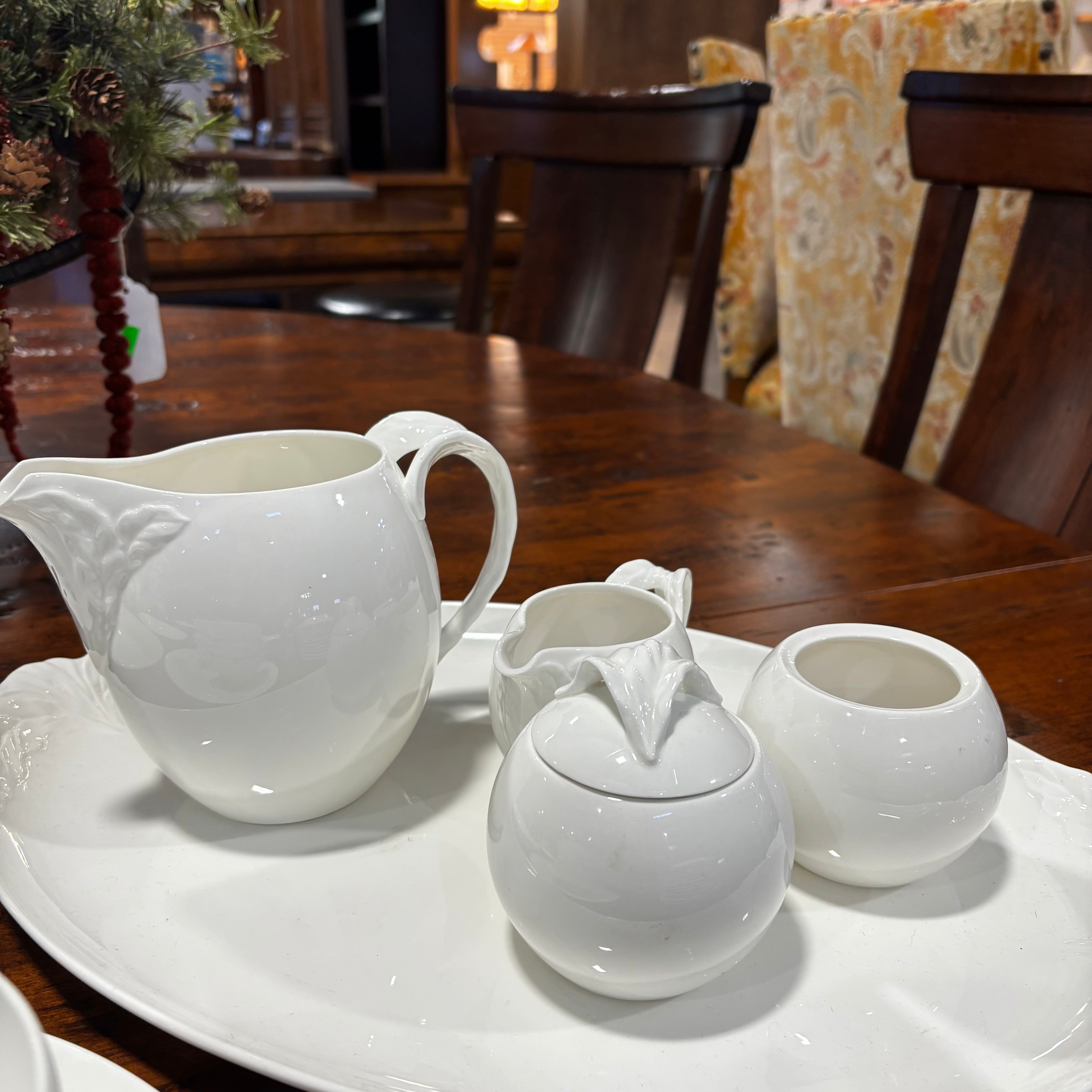 Set of 53 Pieces Villeroy & Boch "Foglia" Porcelain Dinnerware Set