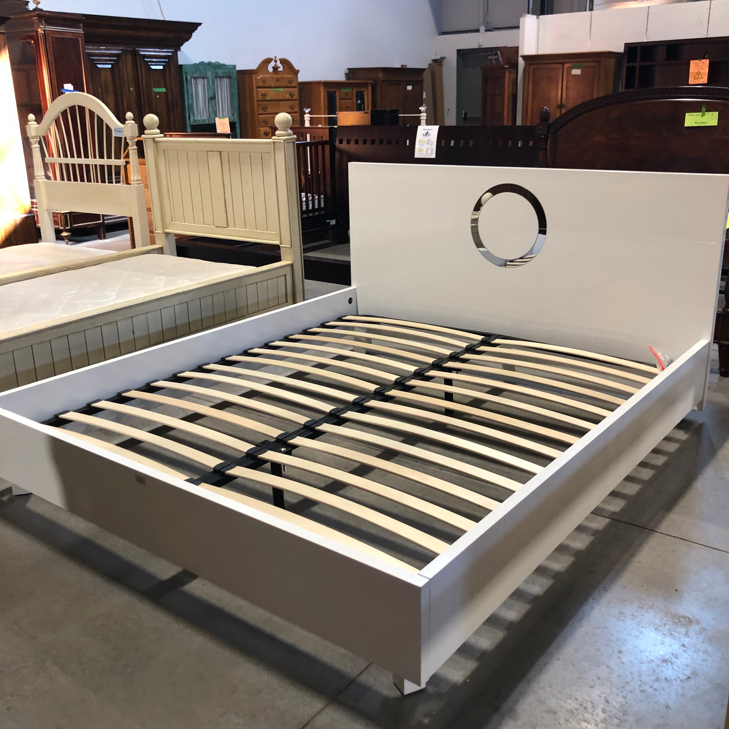 California King A&X Ovidius Casa Luxury Collection Modern White Crocodile Lacquer Bed Set 76"x 88"x 41.5"