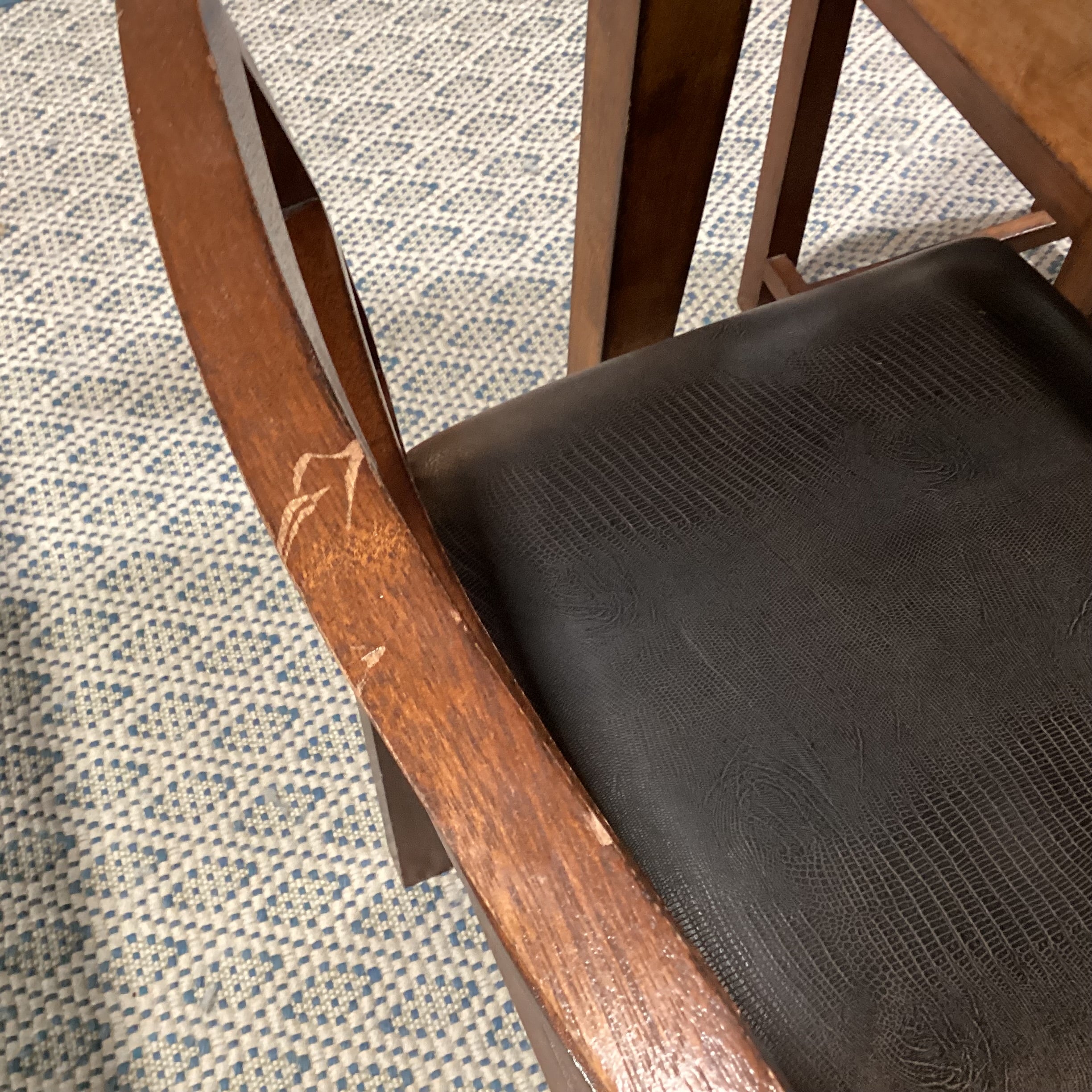 Carved Wood & Slate Stone Tile with Center Butterfly Leaf Table with 4 Wood & Croc Style Faux Leather Barstools Dining Set 44.5" to 62.5"x 44.5"x 35.5"