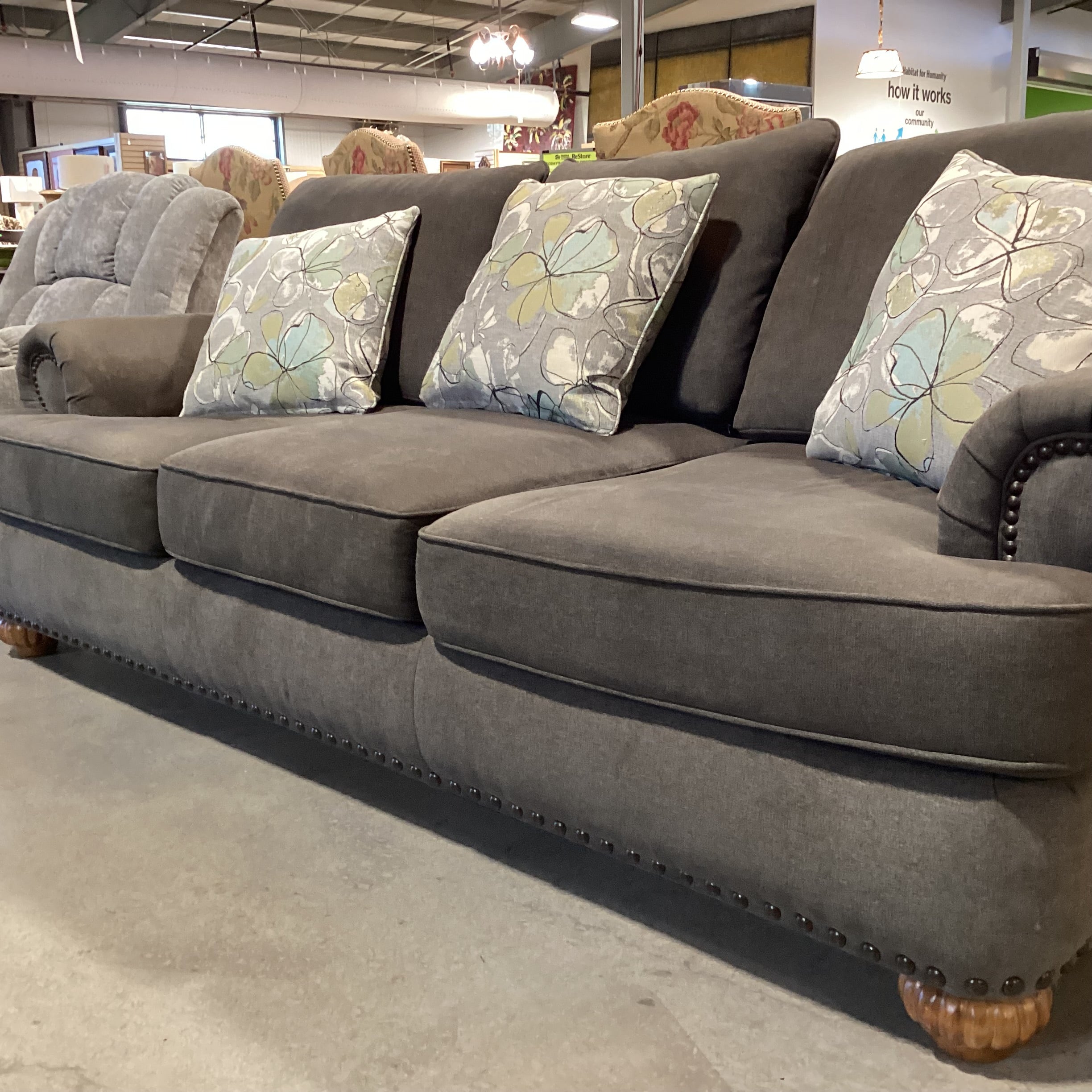 Flexsteel Charcoal Grey Nailhead & Floral Multi Accent Pillows with Ottoman Sofa 96"x 41"x 31"