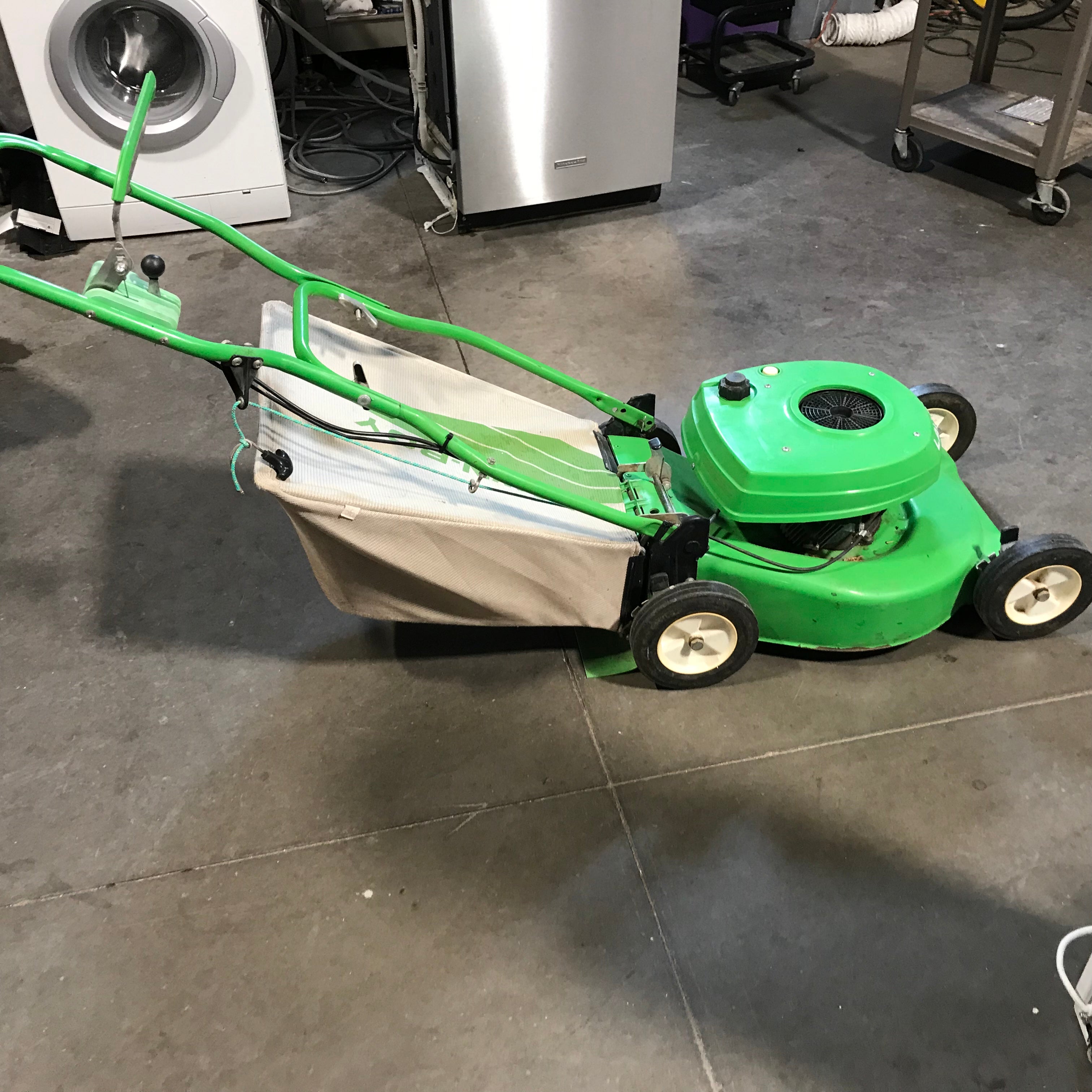Vintage Lawn-Boy Green 20" Lawnmower 2 Stroke Model L20ZPRB (As Is)