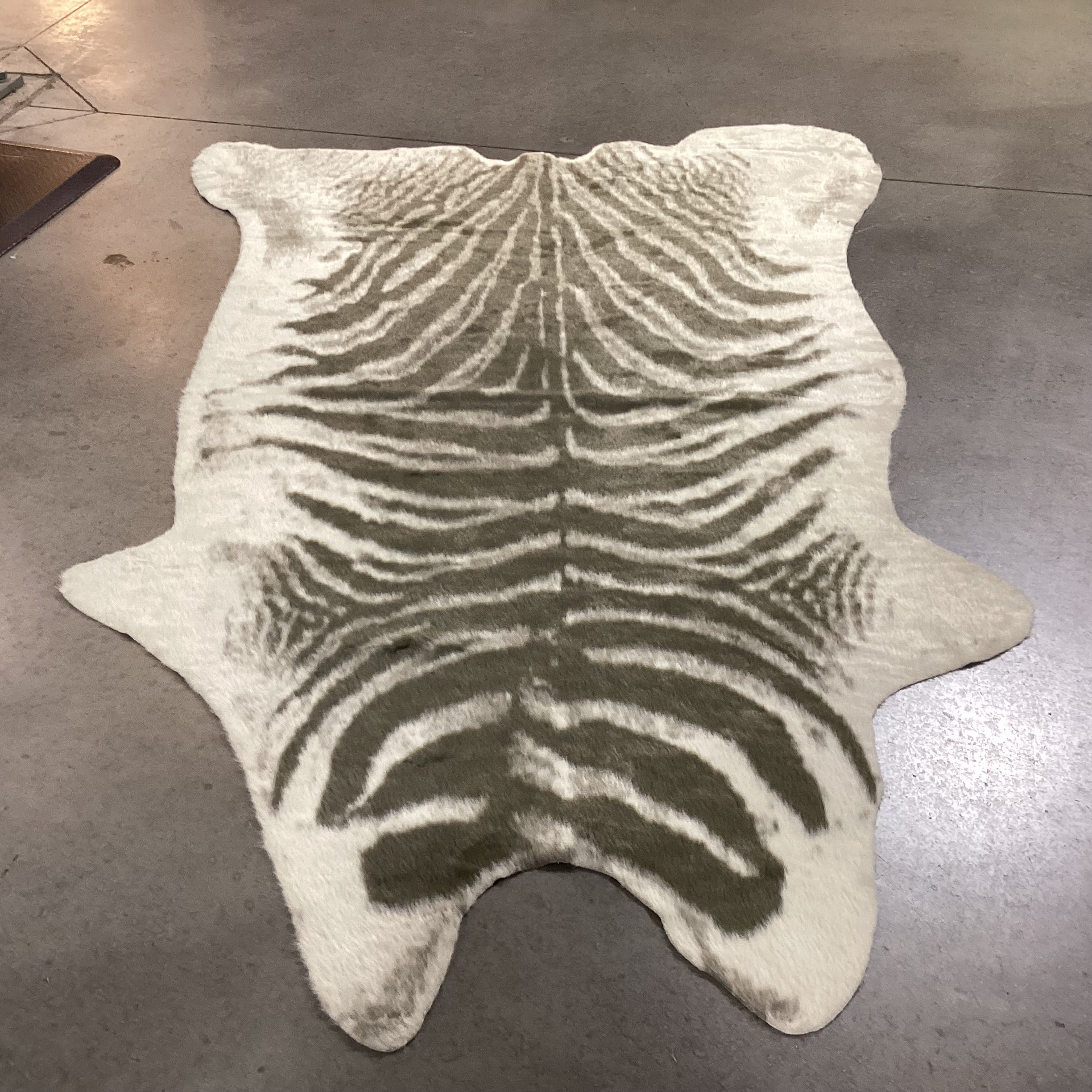 Erin Gates by Momeni Acadia Grey Zebra Faux Fur Rug 5'3"x 7'10'