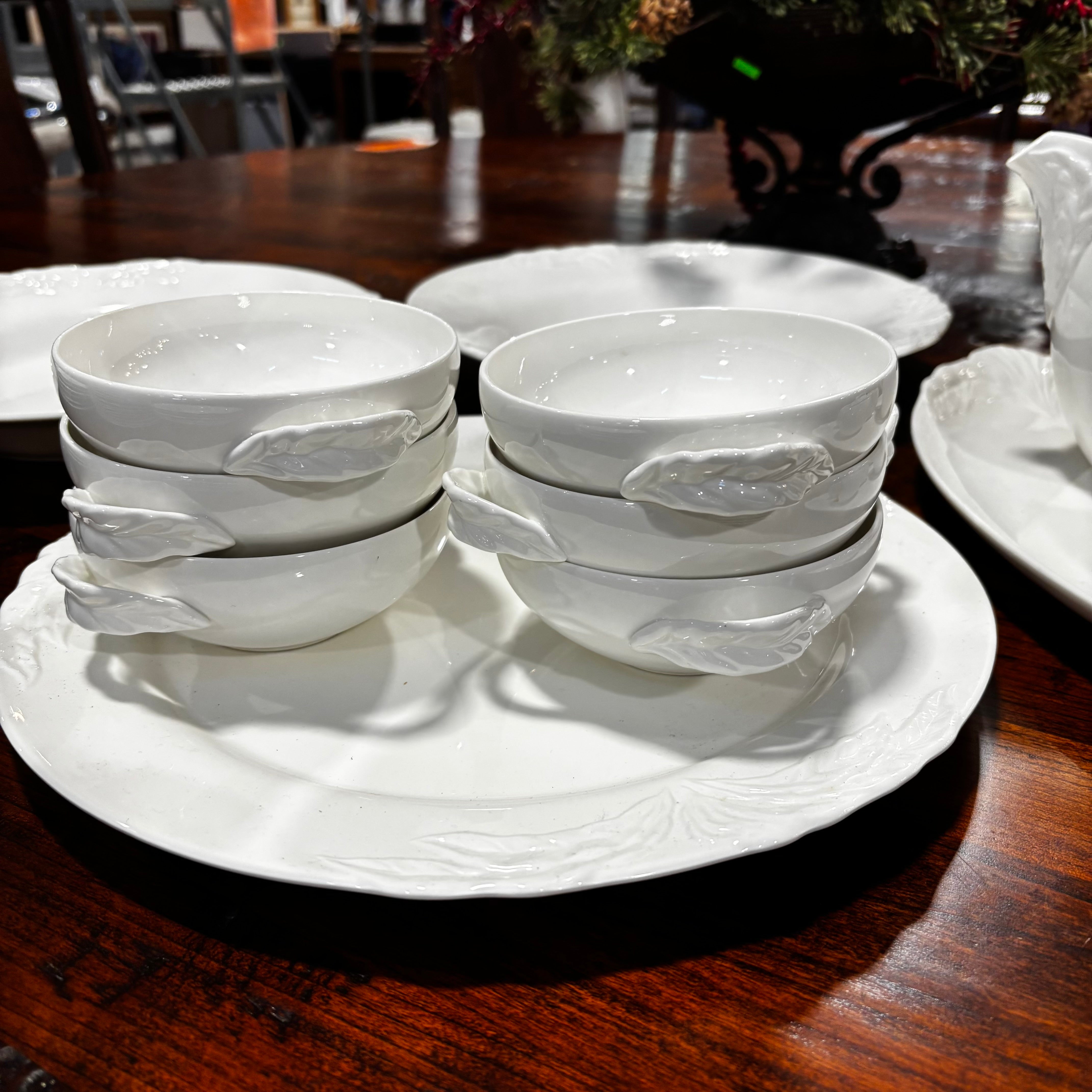 Set of 53 Pieces Villeroy & Boch "Foglia" Porcelain Dinnerware Set