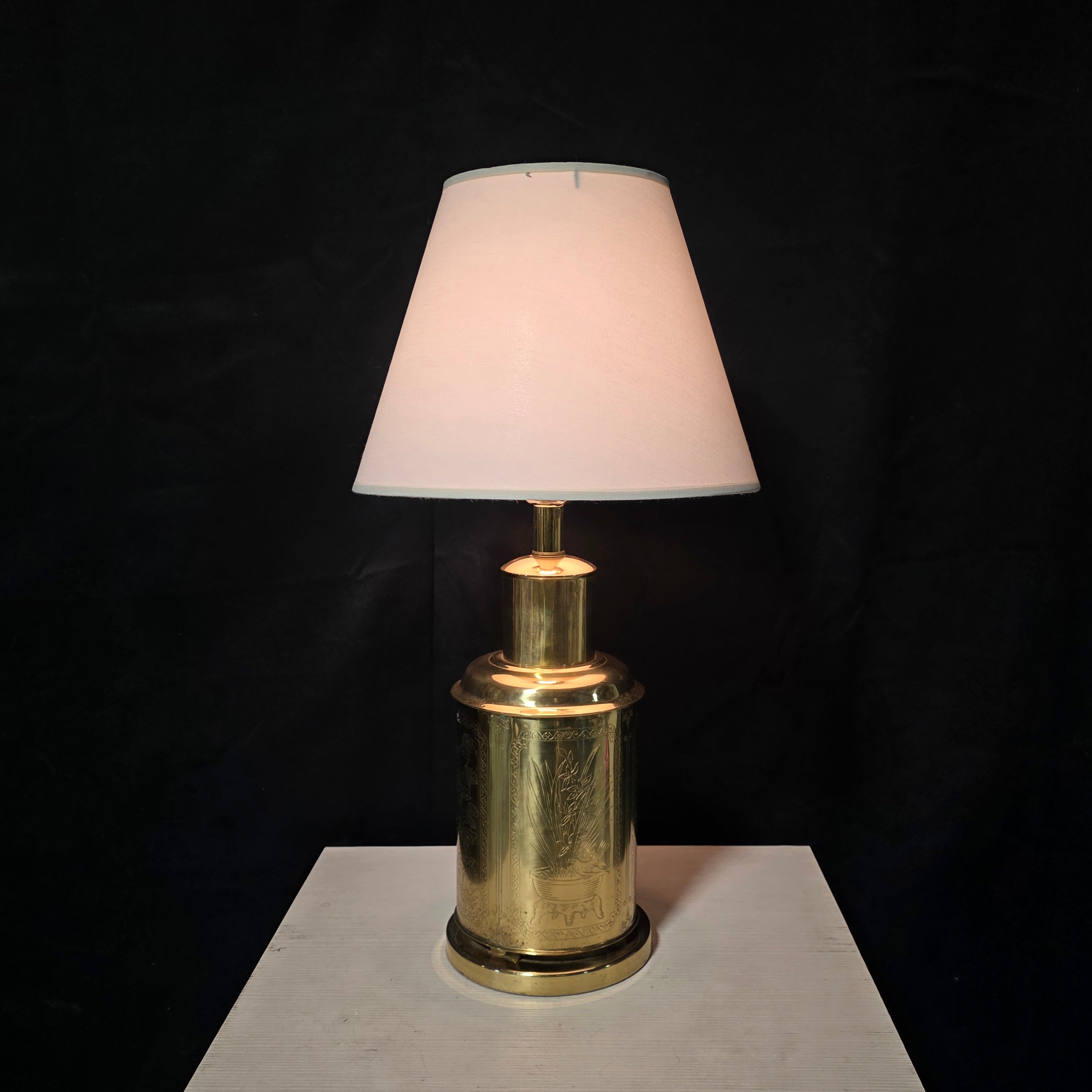 Vintage Chinosierie Brass Hollywood Asian Style Table Lamp 7" D x 25"