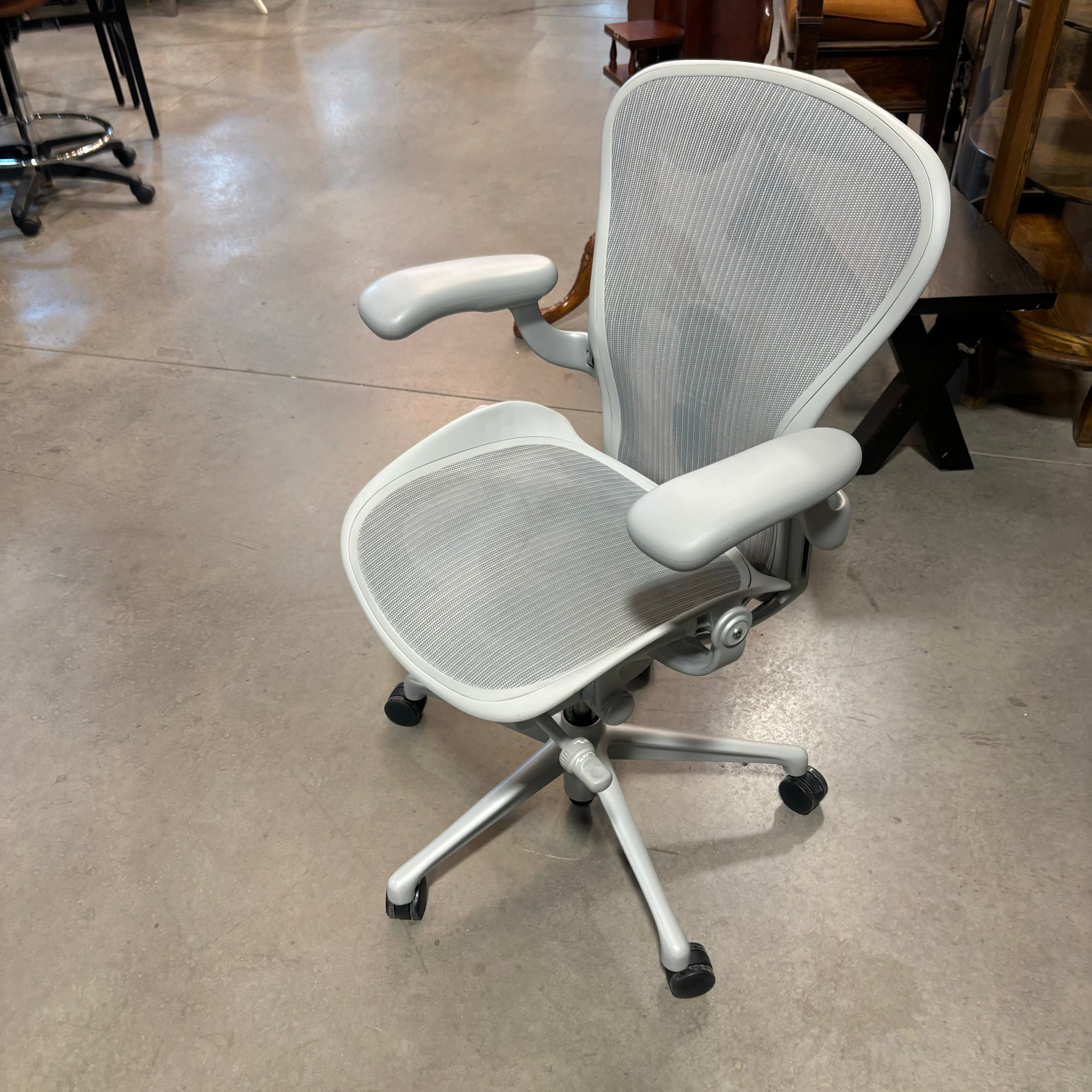 Herman Miller Aeron Grey Mesh Ergonomic Office Chair 27"x 25"x 37" to 41"