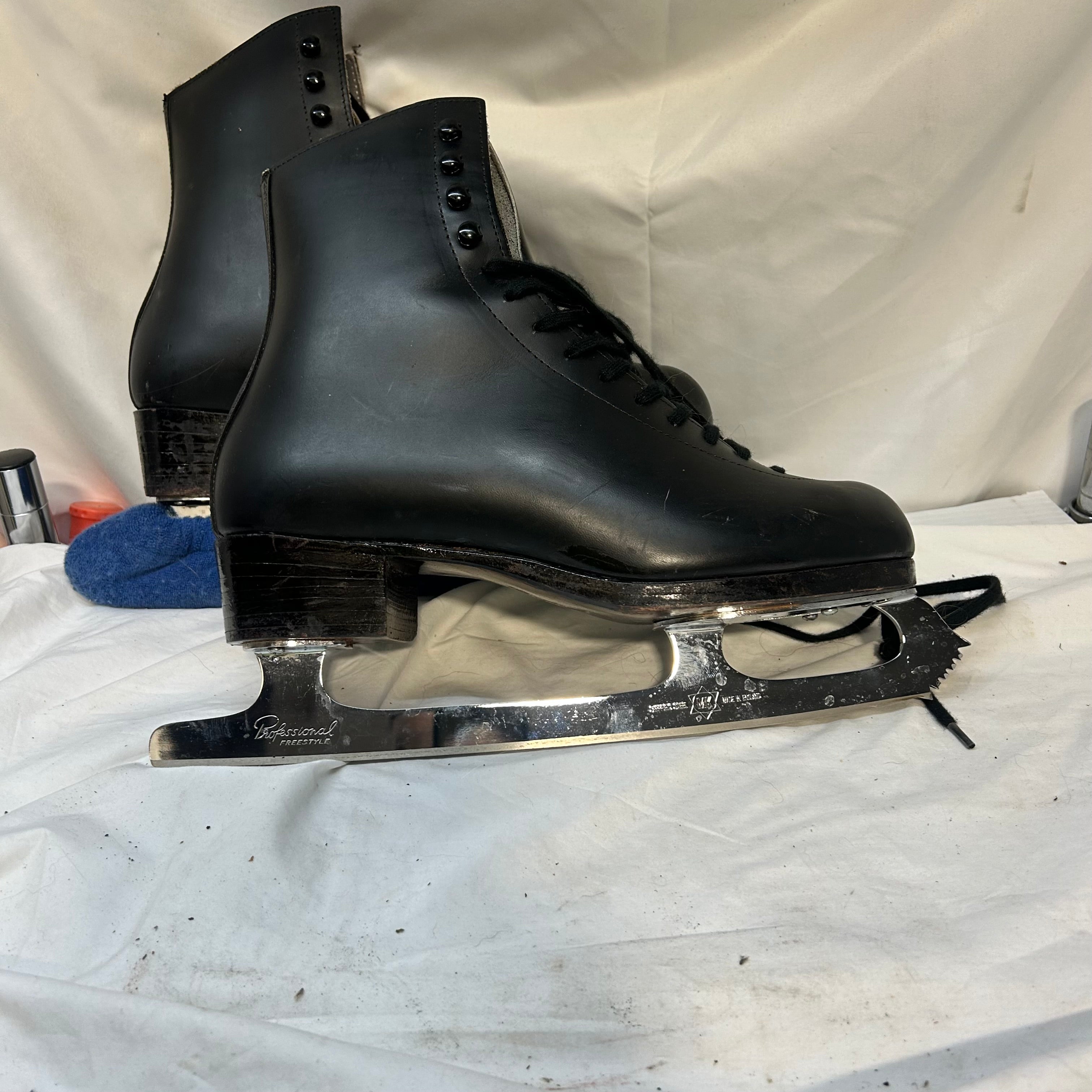 Reidel w 8 1/2 LR  Black Professonel Ice Skates