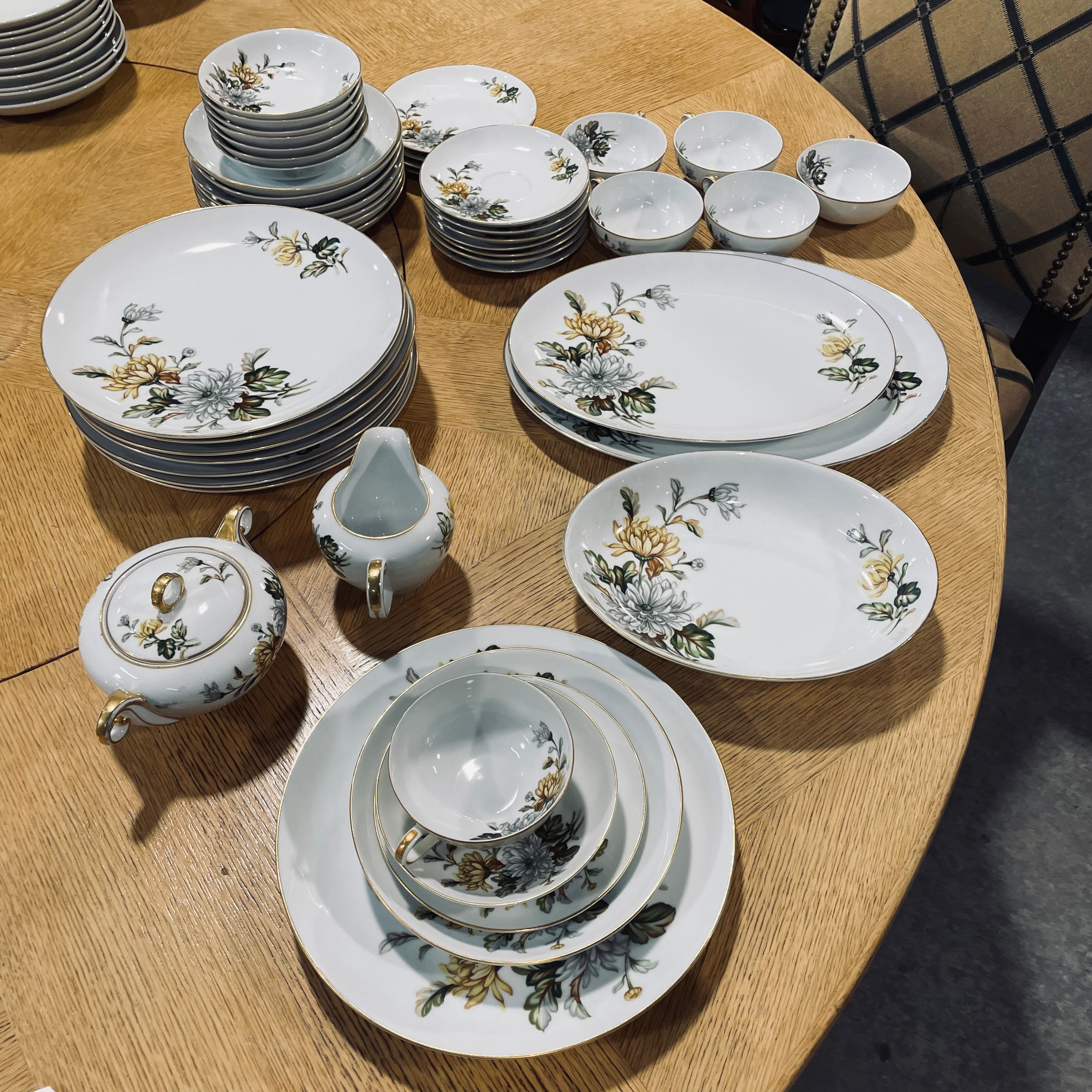 Set of 48 Pieces Eterna Chrysanthemum China Dinnerware