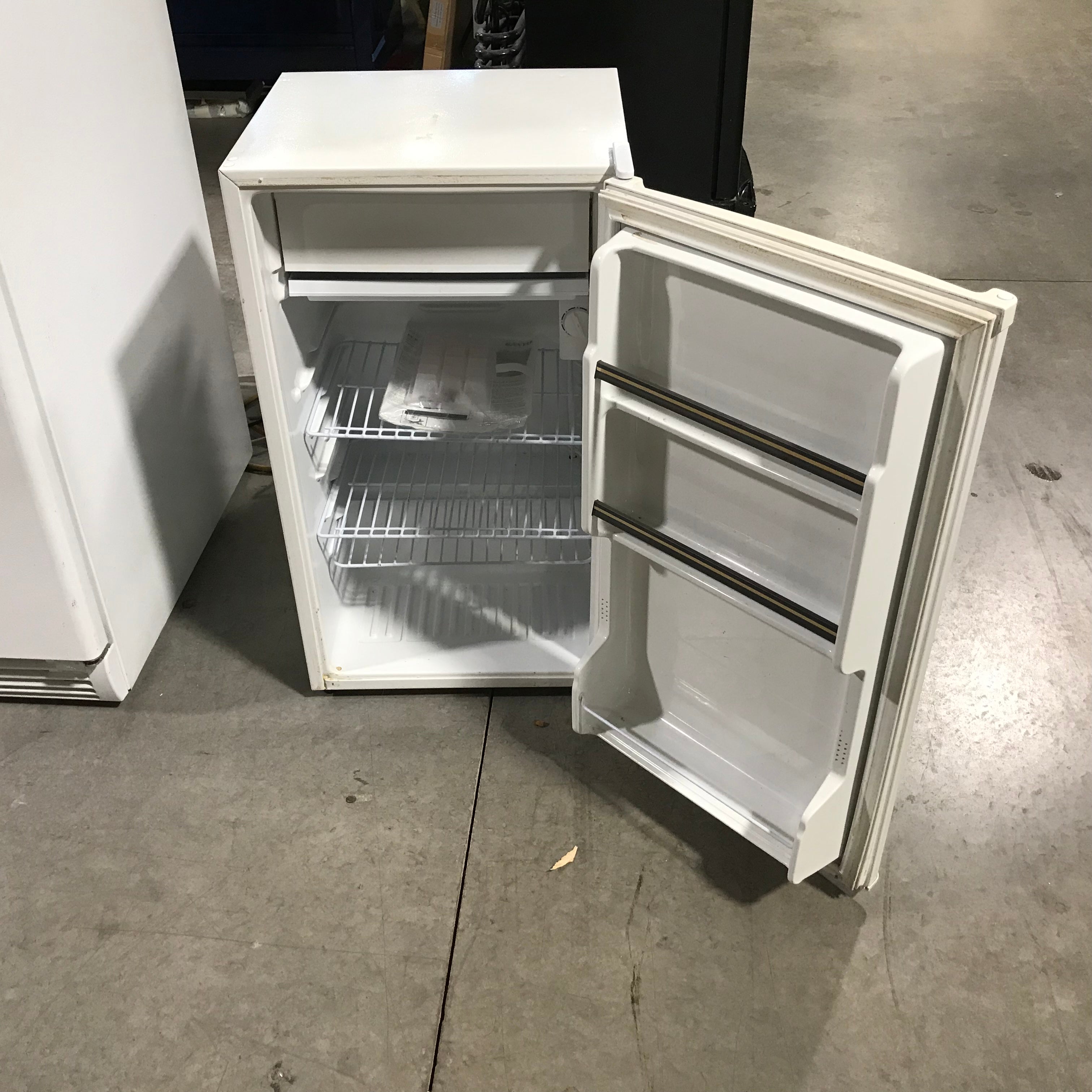 Sanyo White Under-Counter Refrigerator 18.5"x 18"x 34"