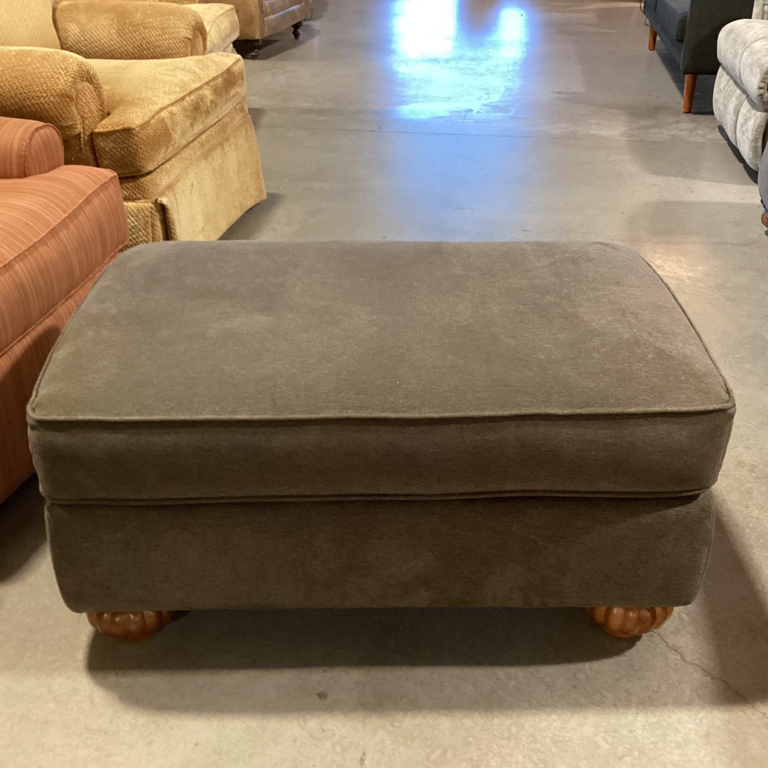 Flexsteel Charcoal Grey Nailhead & Floral Multi Accent Pillows with Ottoman Sofa 96"x 41"x 31"