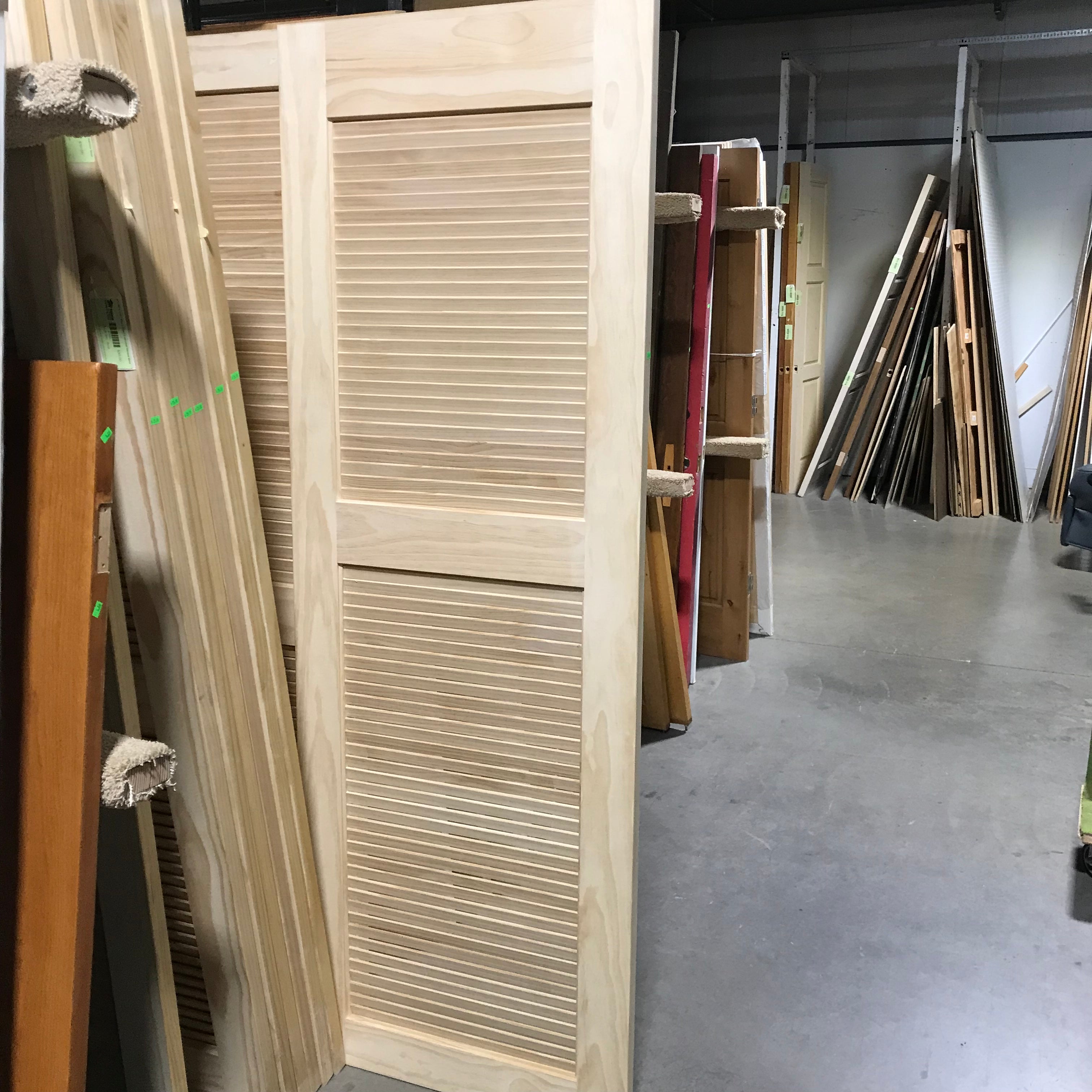 28"x 80"x 1.25" Pine 2 Panel Louvered Interior Door