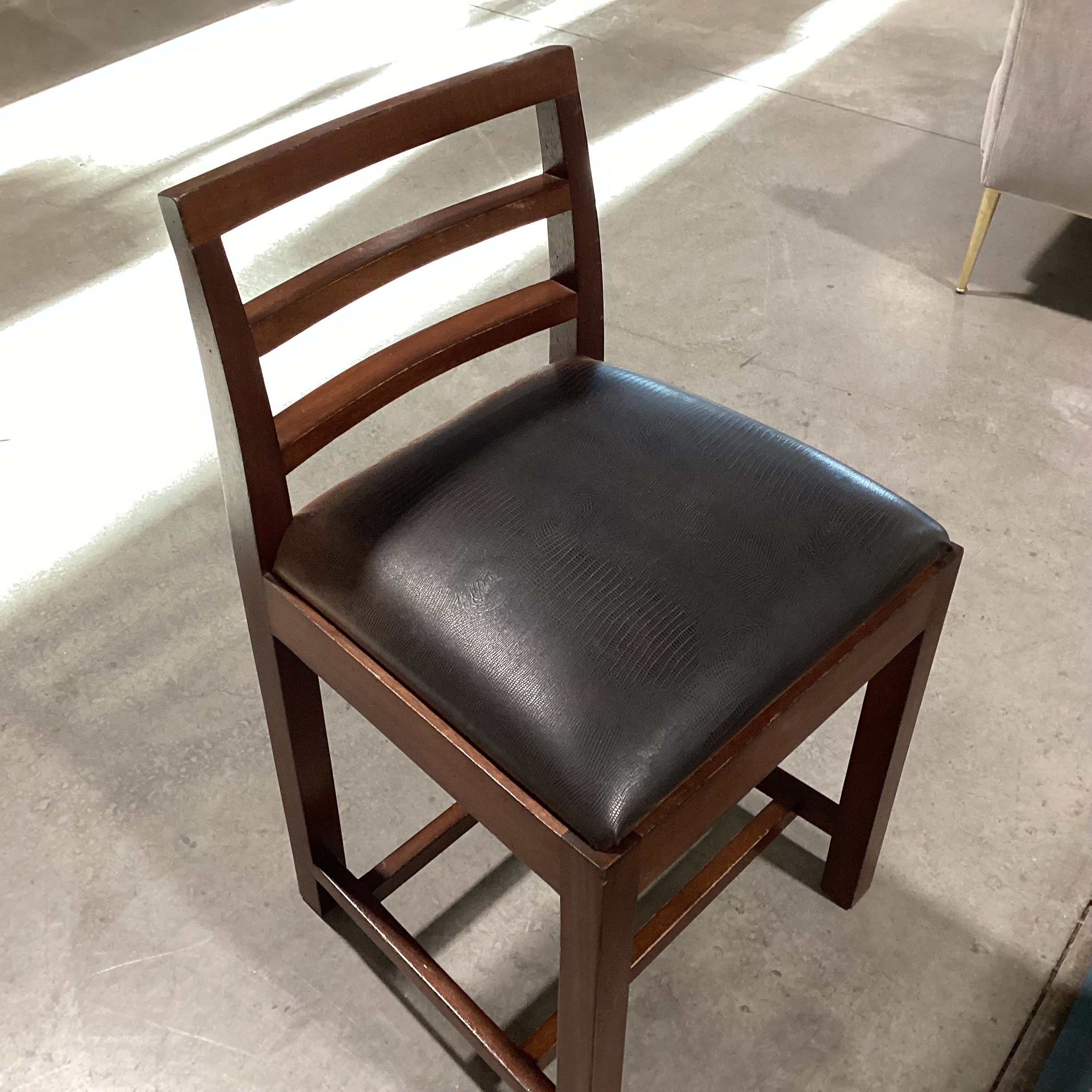 Carved Wood & Slate Stone Tile with Center Butterfly Leaf Table with 4 Wood & Croc Style Faux Leather Barstools Dining Set 44.5" to 62.5"x 44.5"x 35.5"