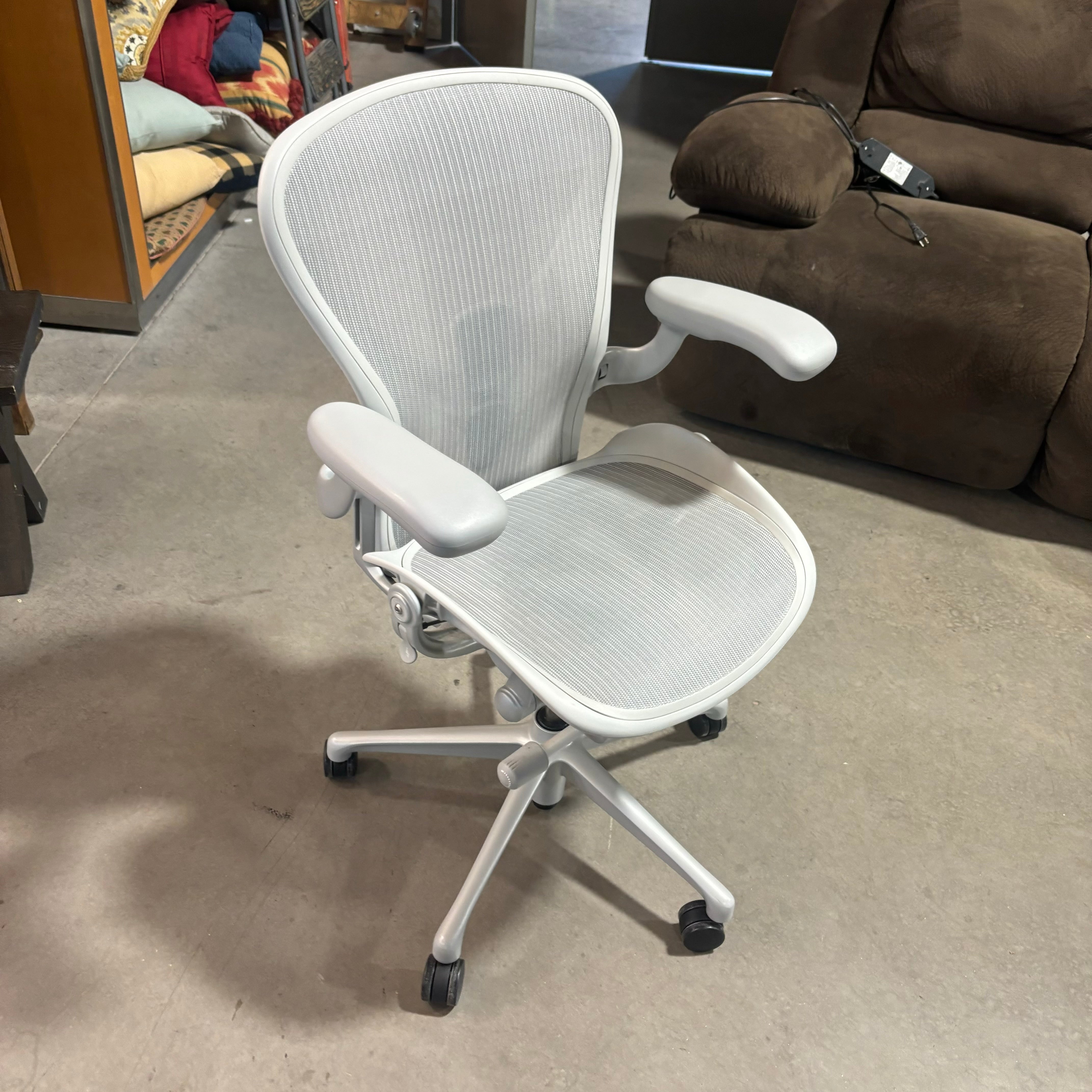 Herman Miller Aeron Grey Mesh Ergonomic Office Chair 27"x 25"x 37" to 41"