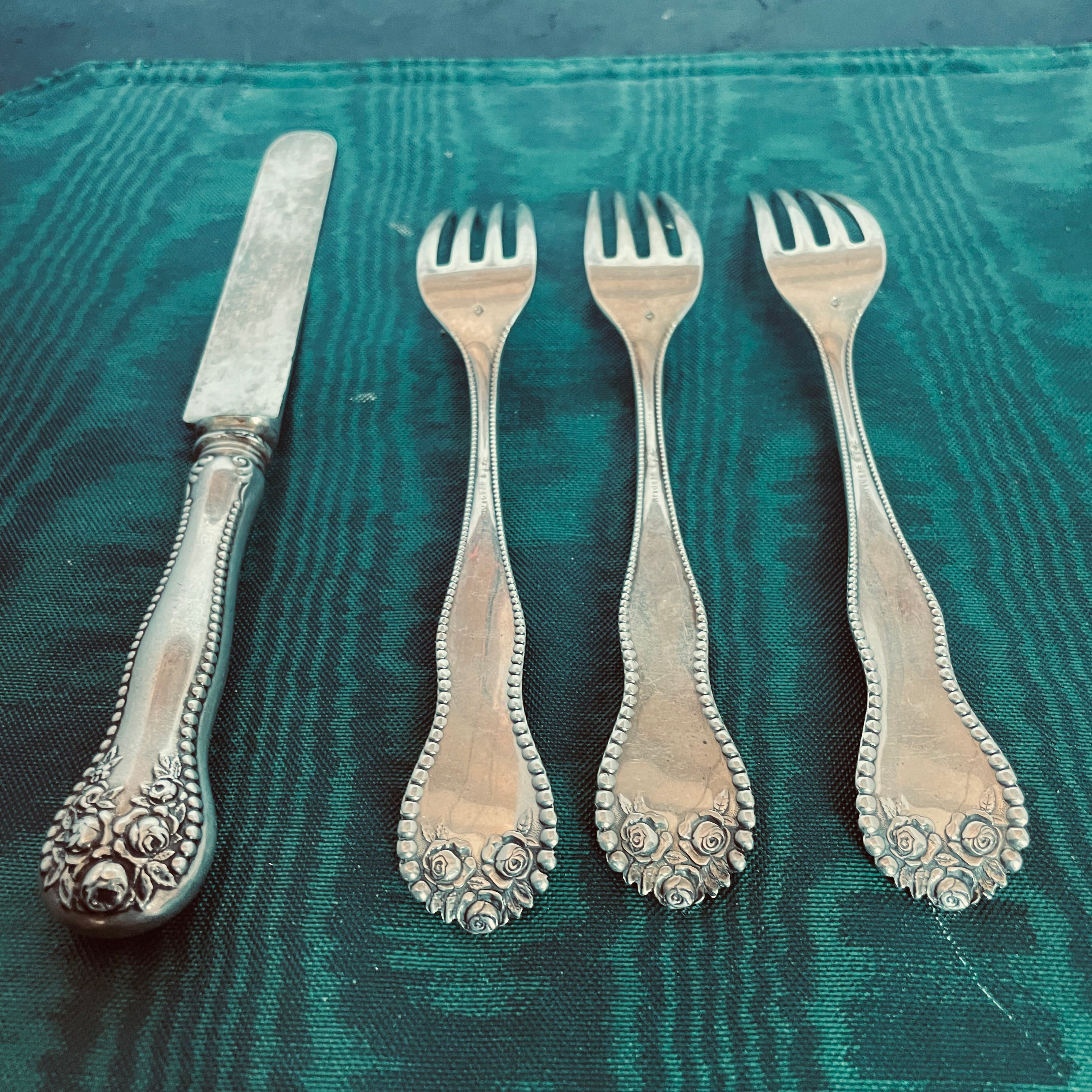 Set of 4 Pieces 1897 Gorham Lancaster Rose Flatware