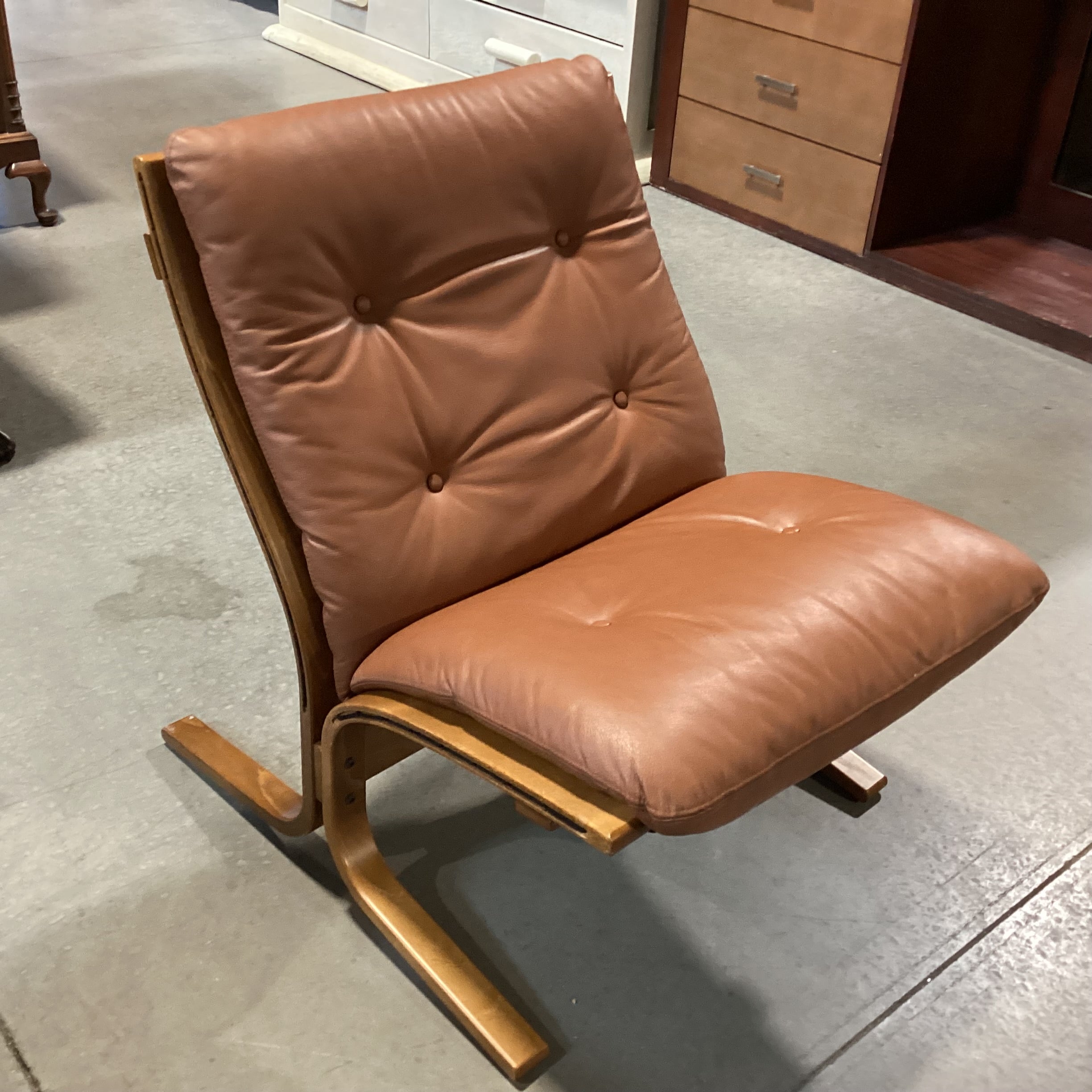Westnofa Siesta Made in Norway Mid Century Tan Leather & Teak Lounge Chair 27"x 29"x 35"