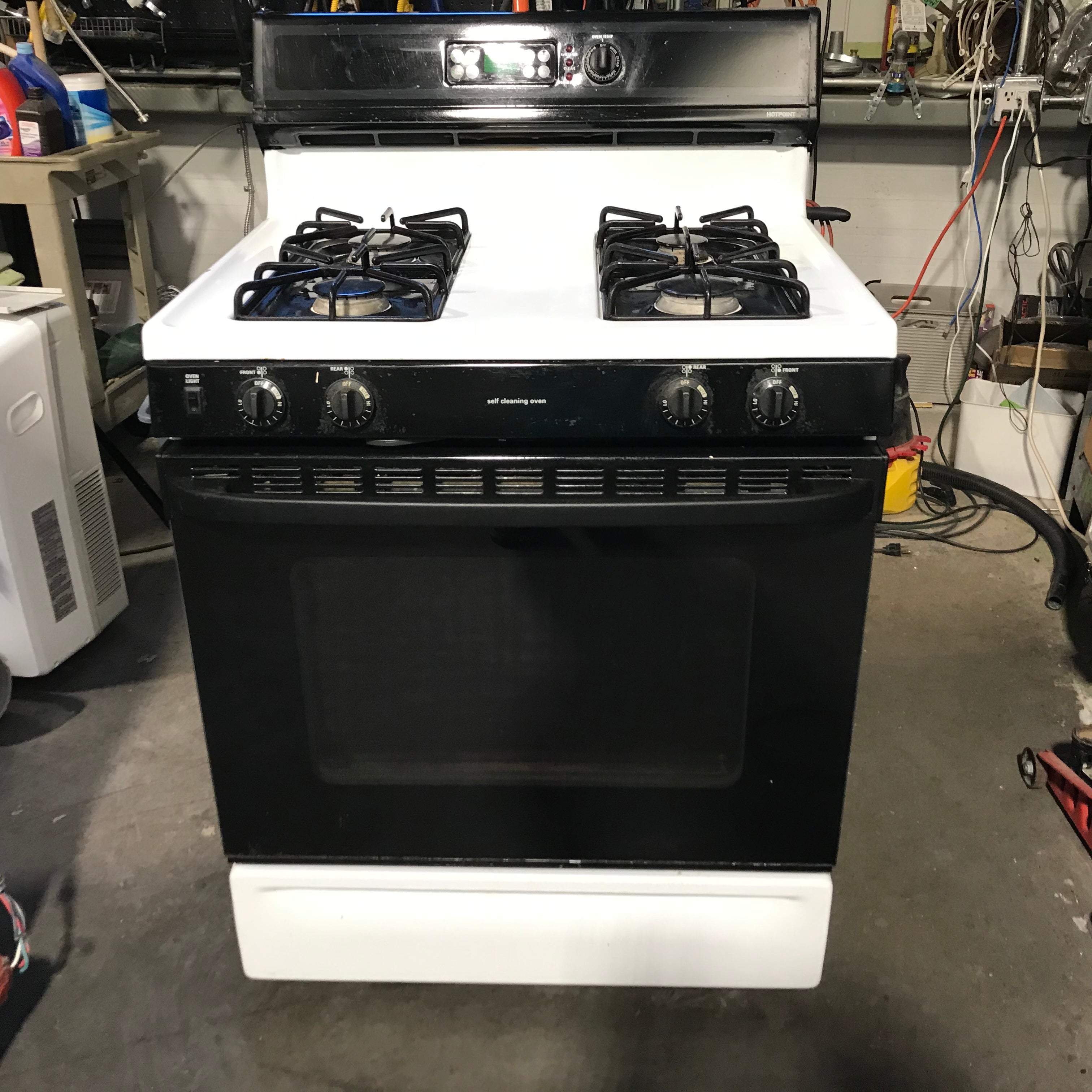 Hot Point Black/White 4 burner Gas Range 30"x 26"x 46.5"