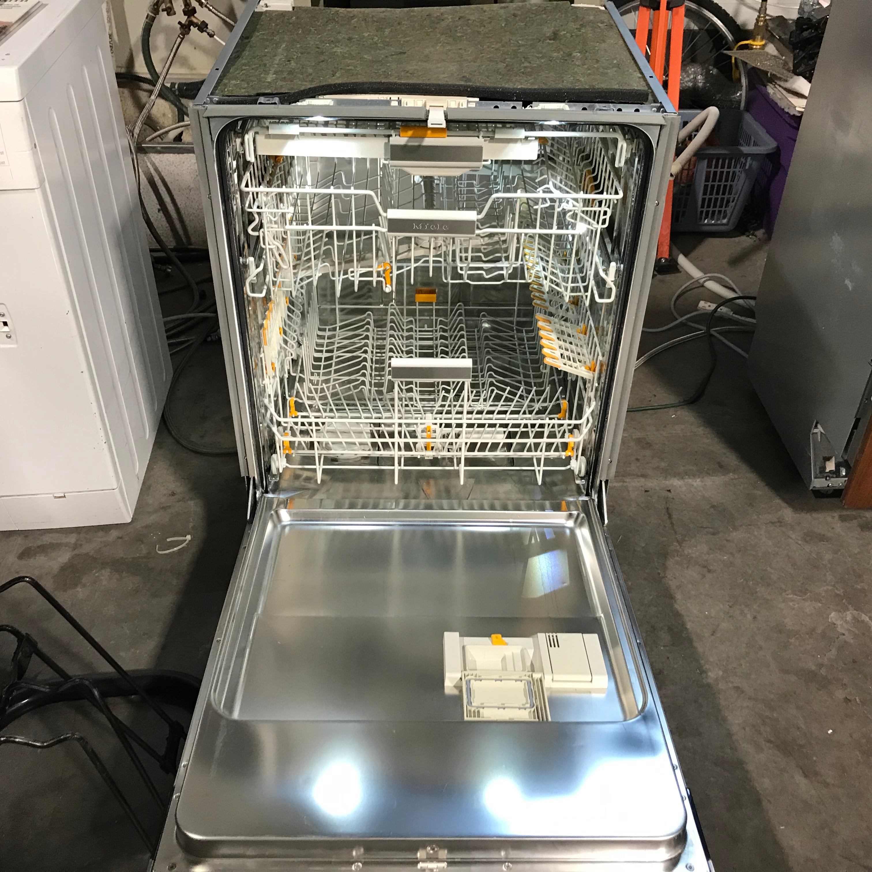 Miele Futura Diamond Paneled Door Dishwasher 24"x 22"x 34"
