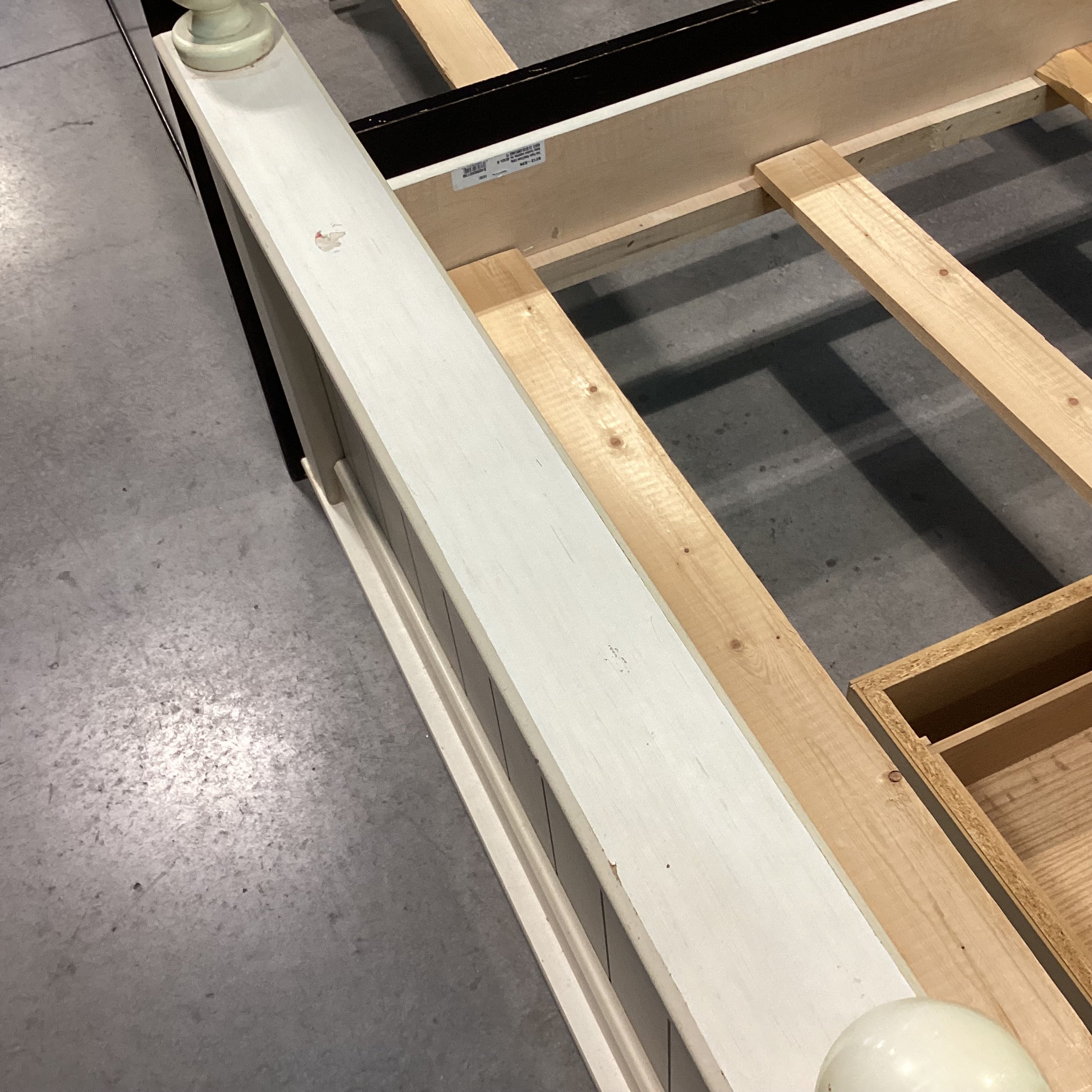 TWIN Ashley Furniture Cream Wood with 2 Drawer Storage Bed Set 43"x 84"x 52.5"