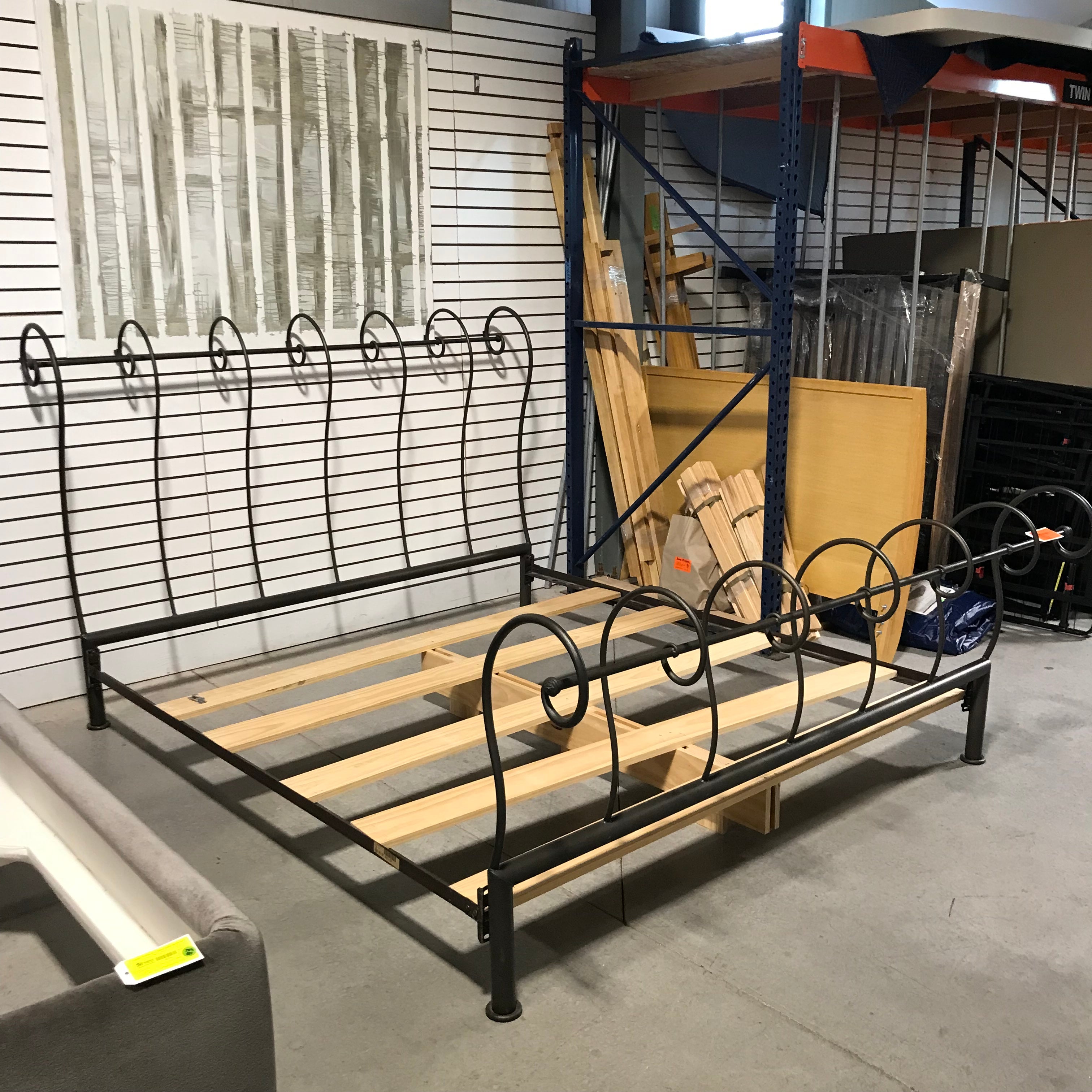King Scroll Style Iron Bed Set 77.5"x 107"x 53.5"