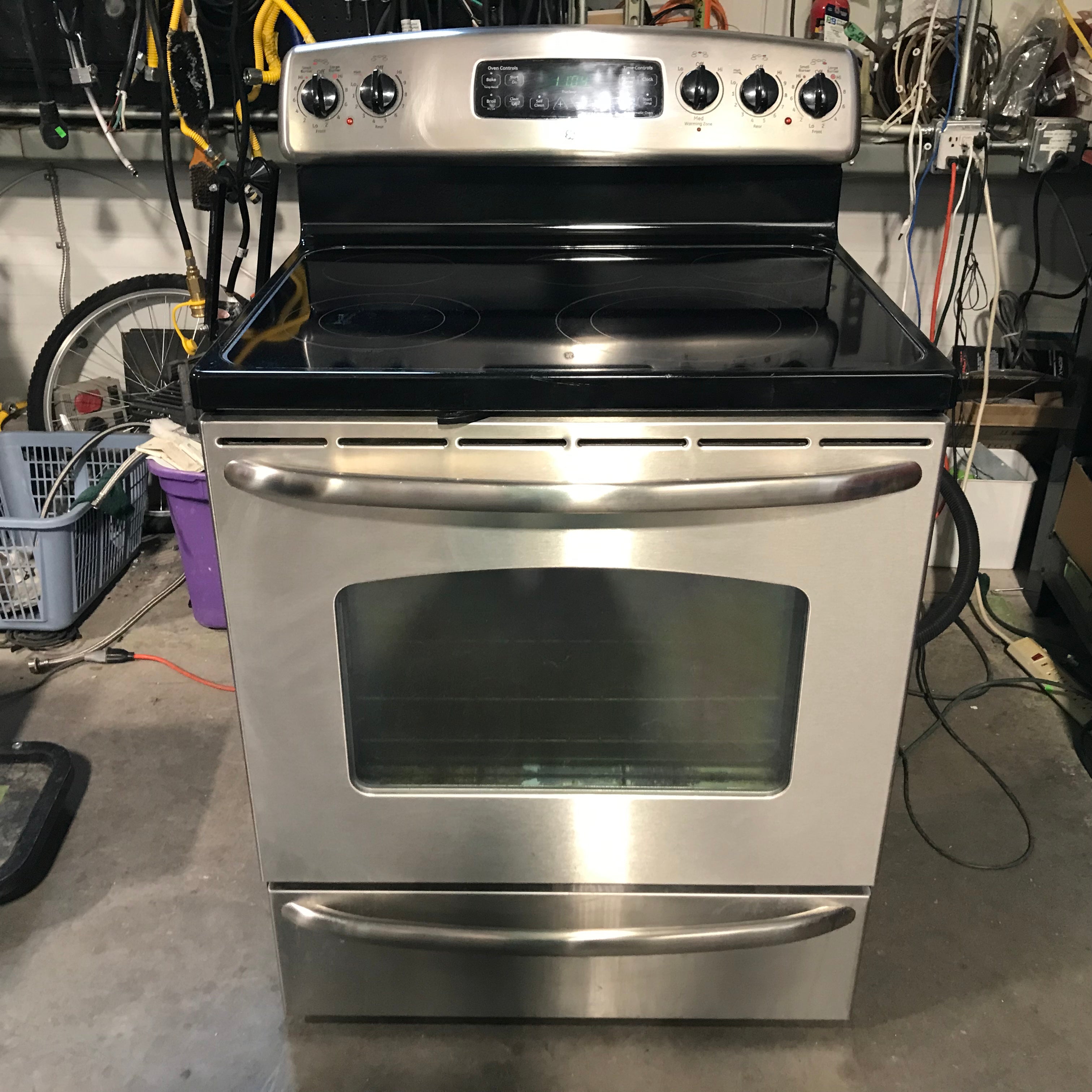 GE Stainless Steel 4 Burner Glass-Top Electric Range 30"x 26"x 47"