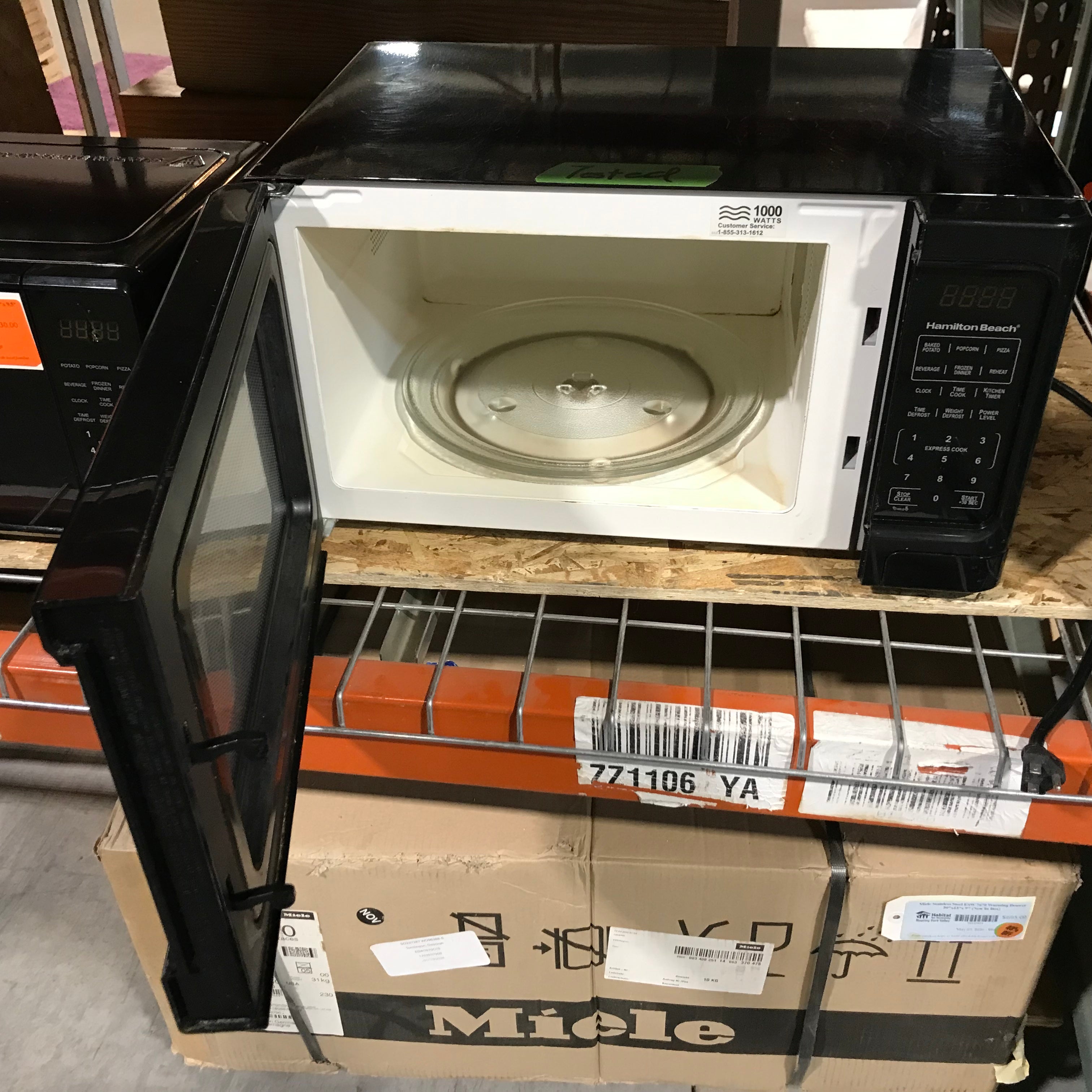 Hamilton Beach Black Countertop 1000-Watts Microwave 21"x 16"x 12"