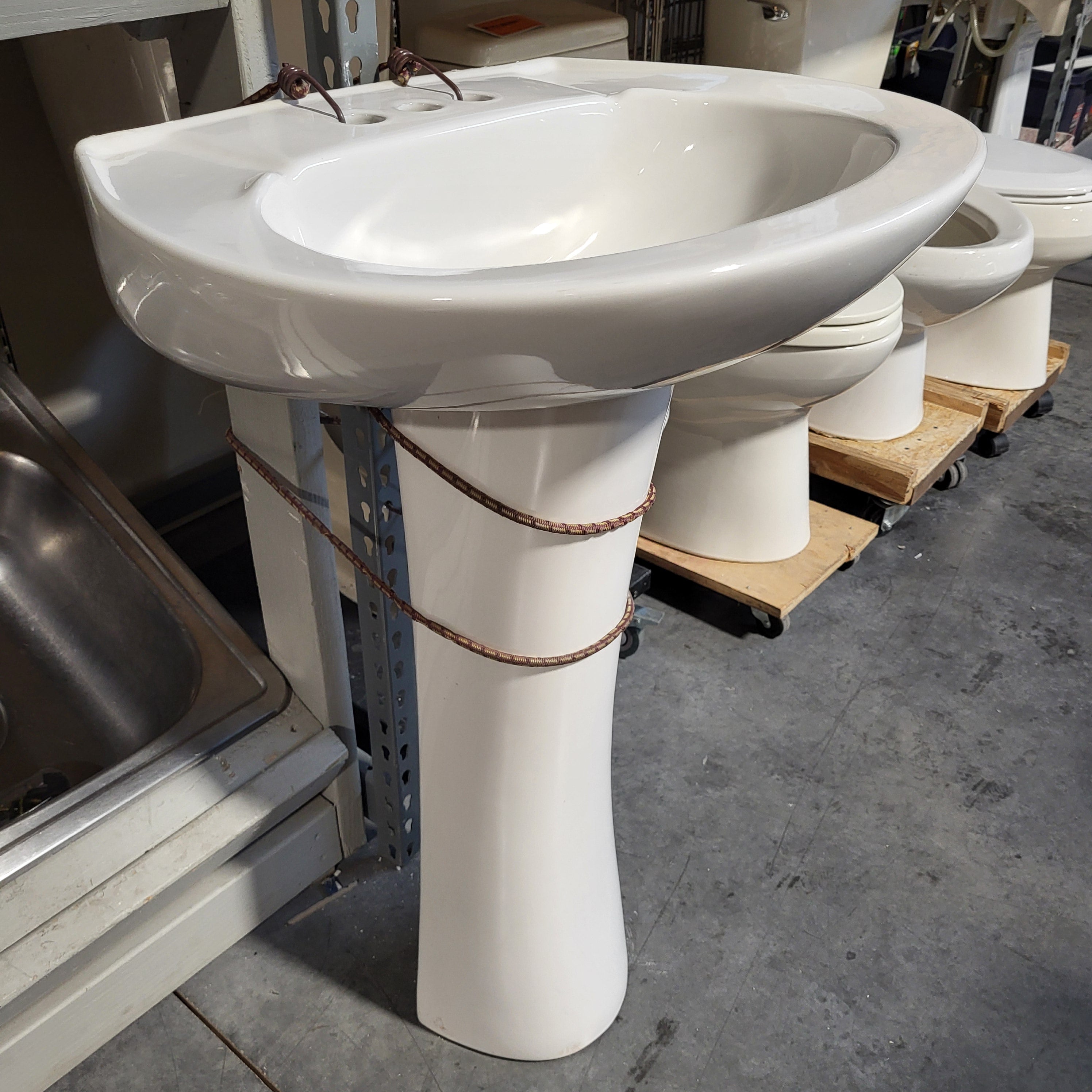 22.5"x 18"x 34" Off white with Pedestal Sink