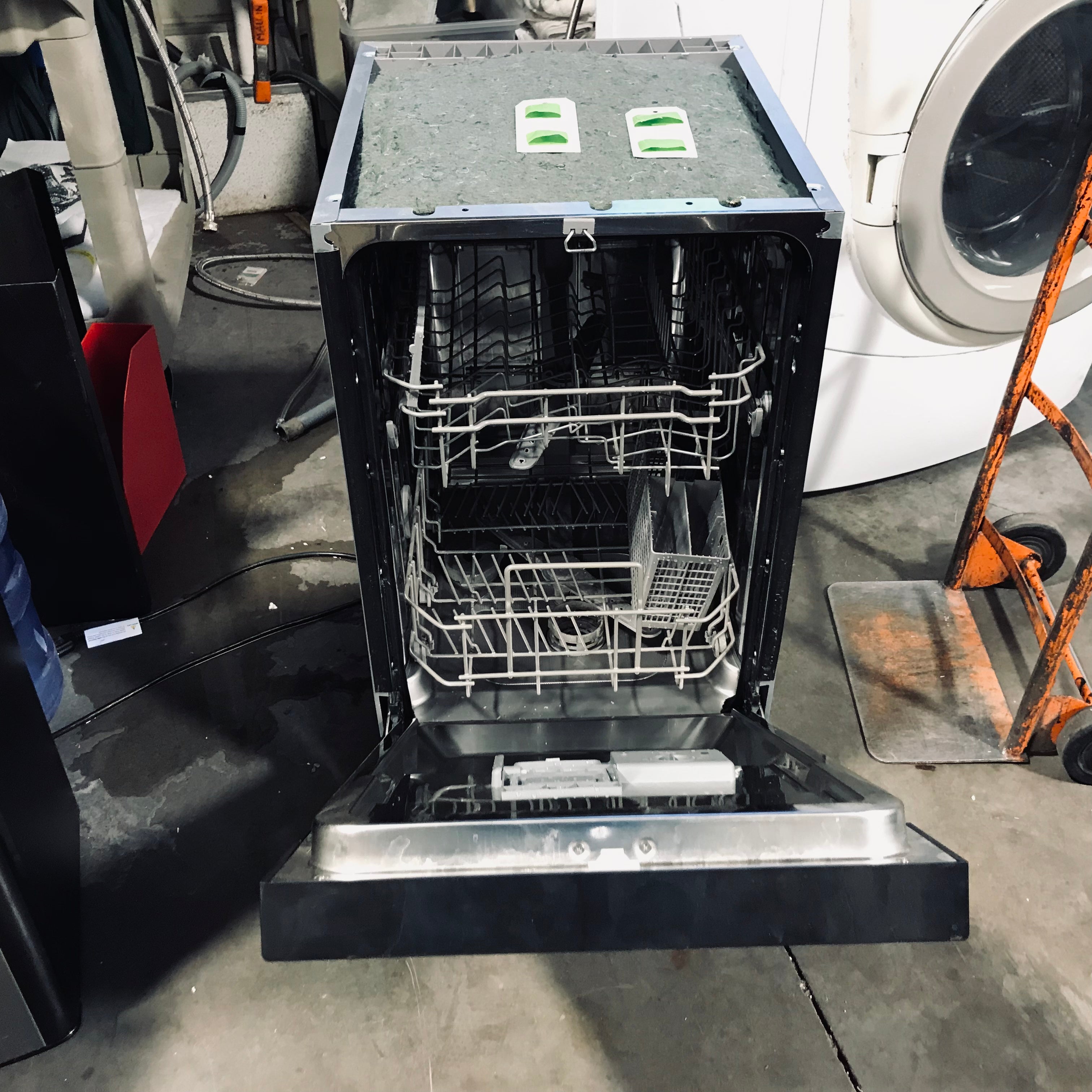 Janska Black Narrow Dishwasher 17.5"x 22.5"x 31.5"