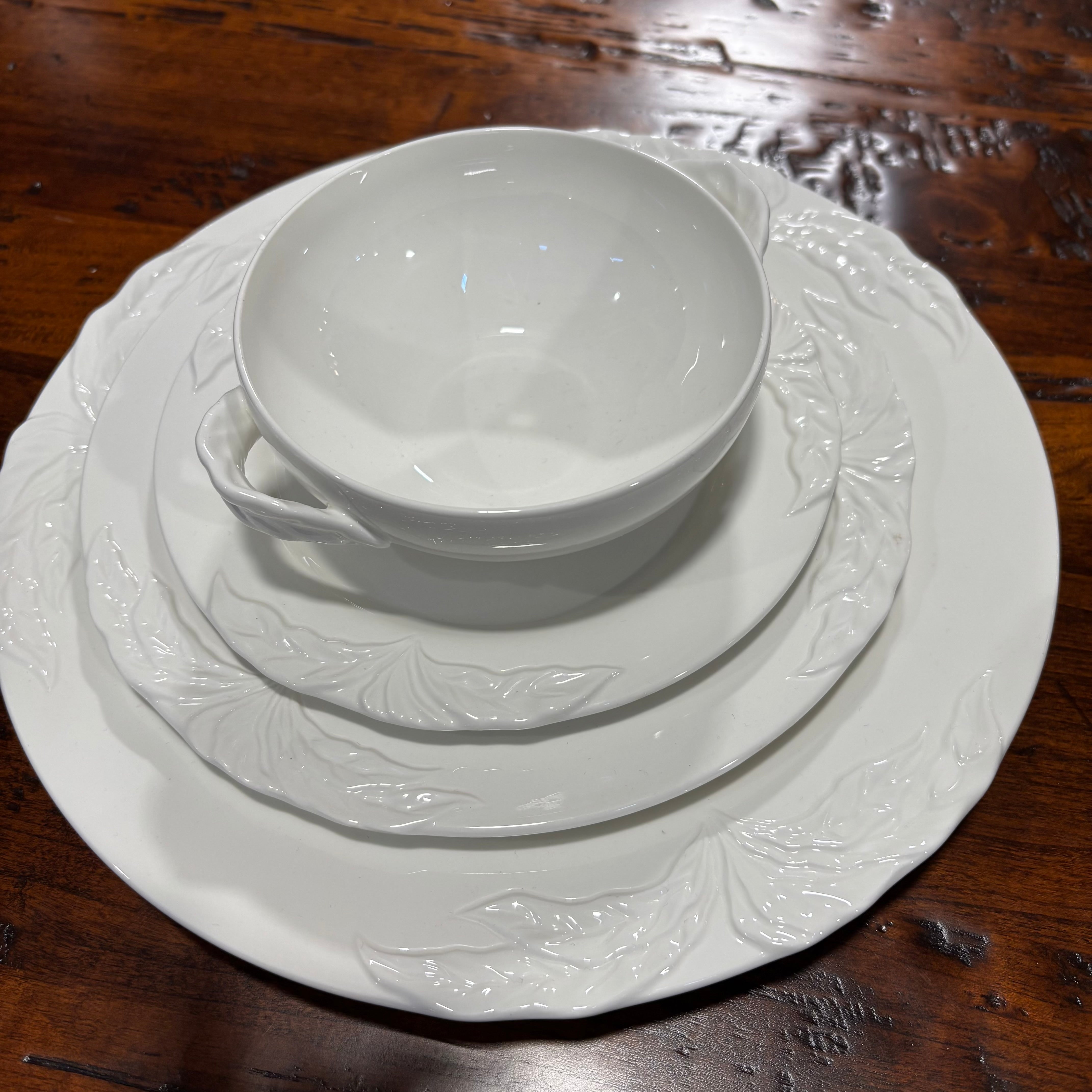 Set of 53 Pieces Villeroy & Boch "Foglia" Porcelain Dinnerware Set