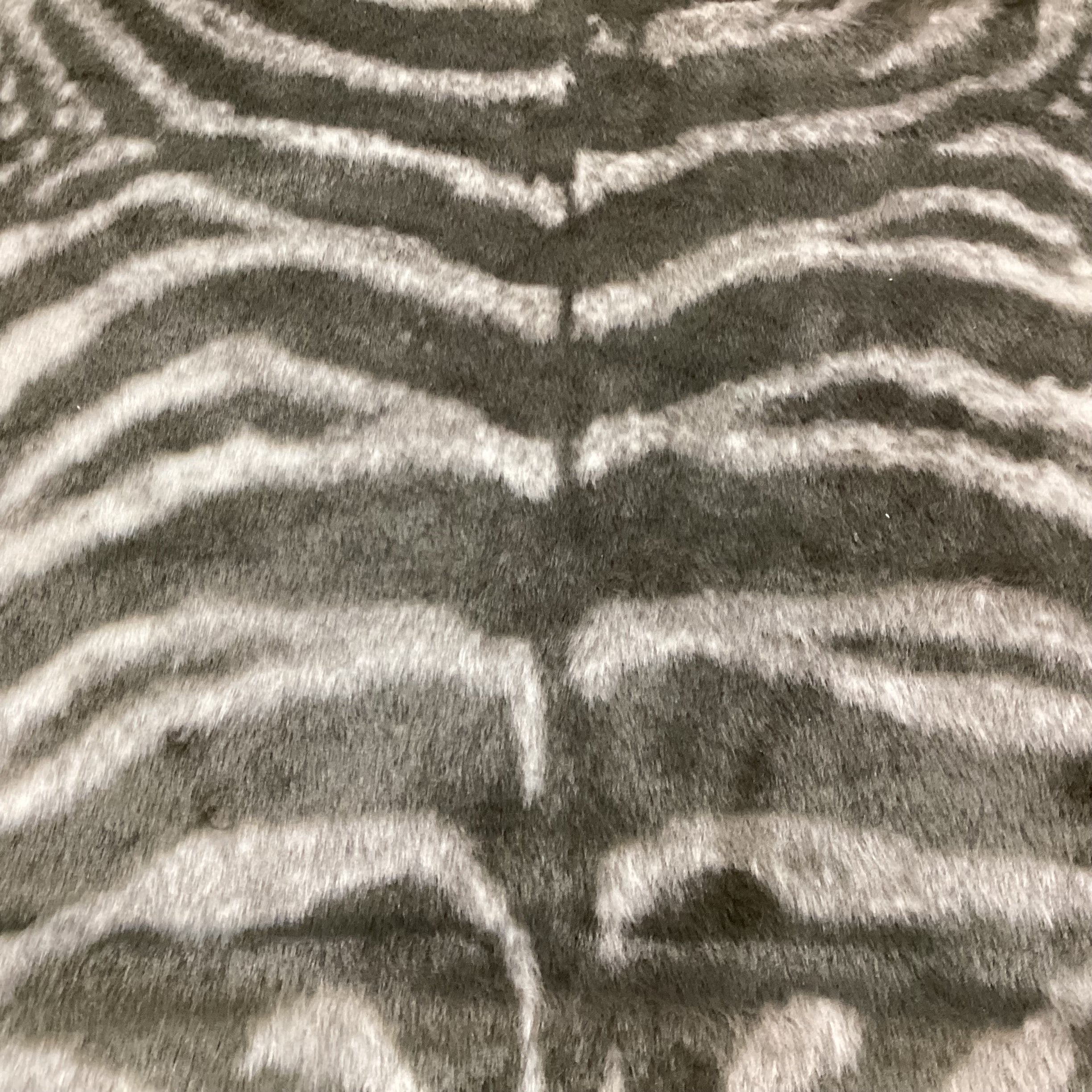 Erin Gates by Momeni Acadia Grey Zebra Faux Fur Rug 5'3"x 7'10'