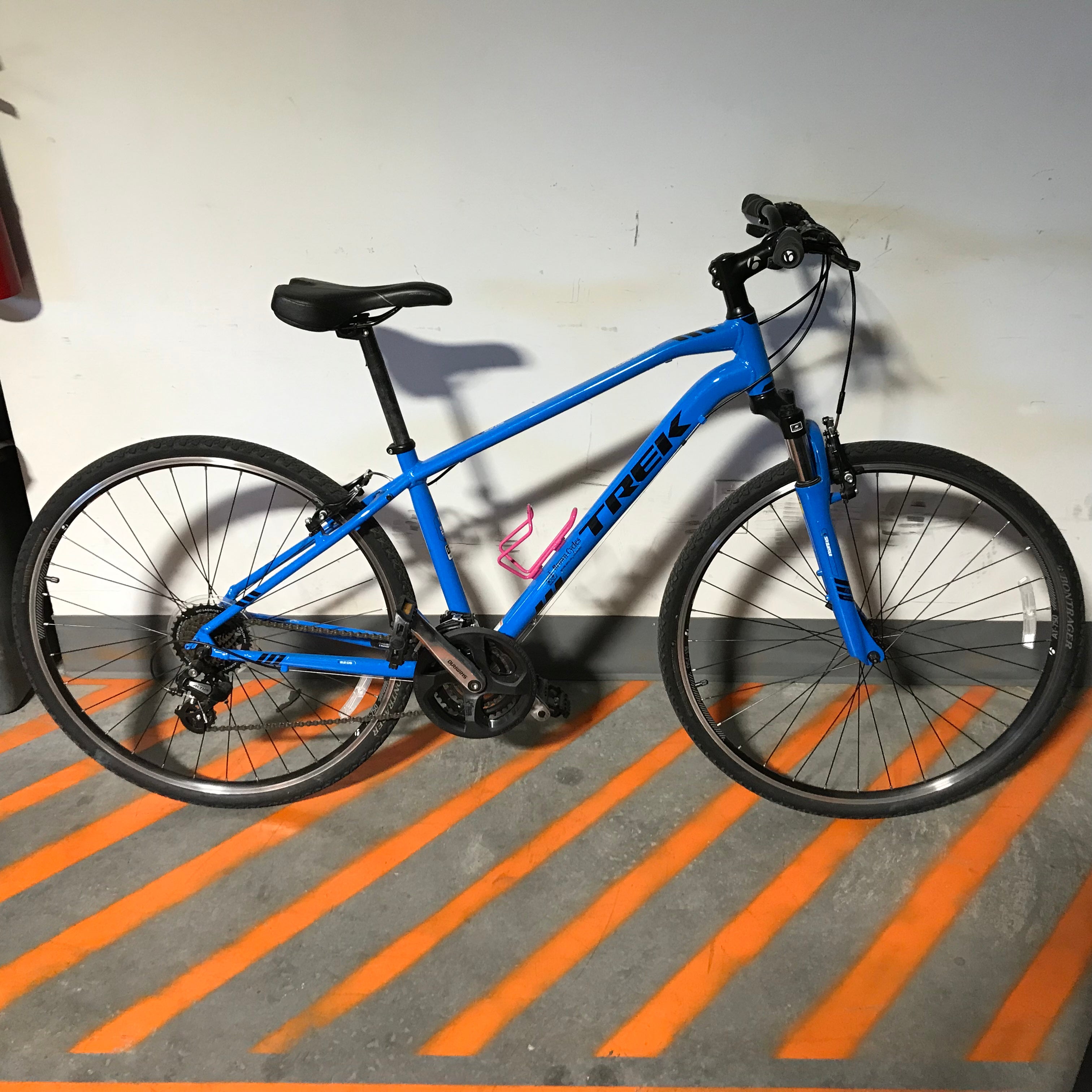 Trek Dual Sport 8.2 DS Blue 21 Speed, Like New Hybrid Bike