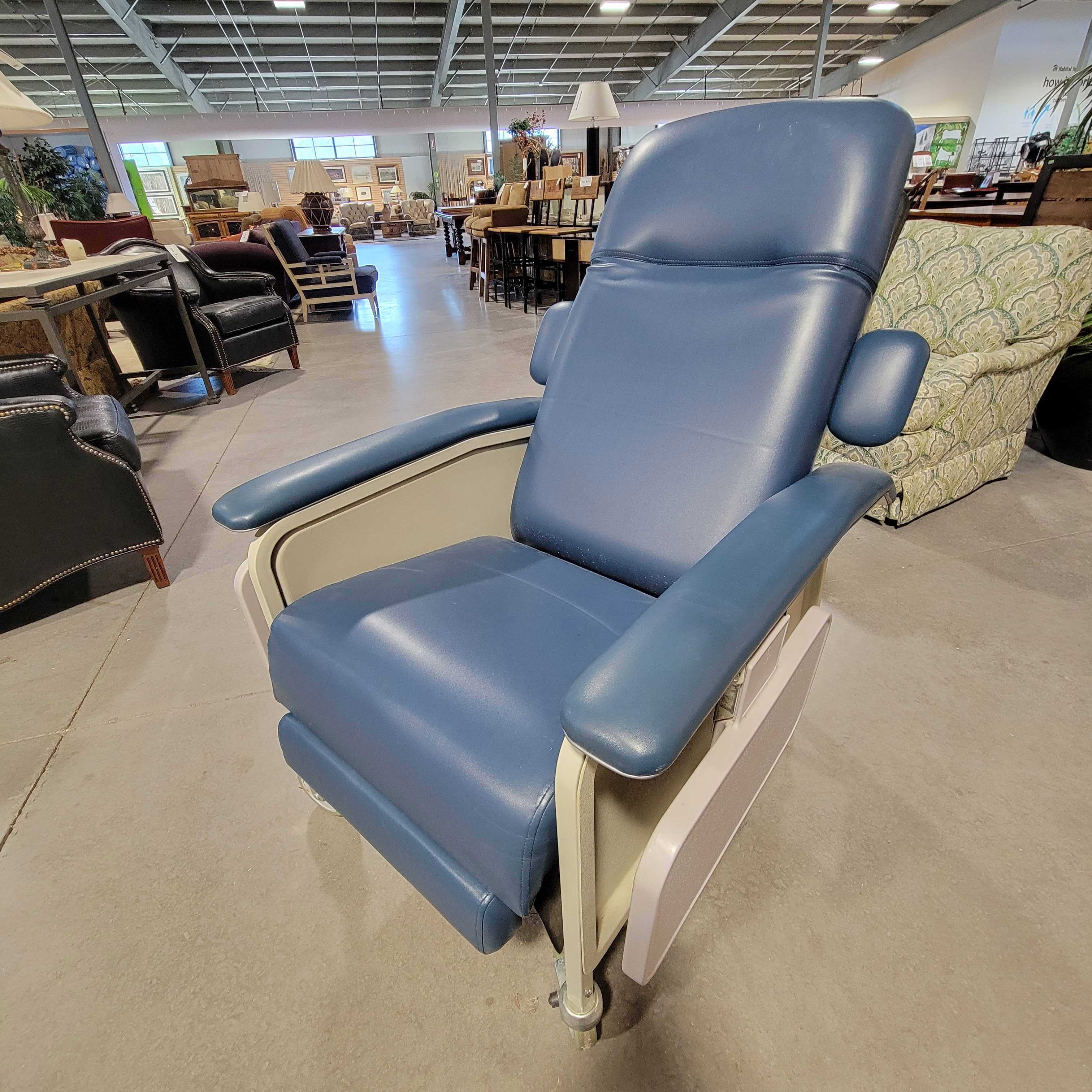 32"x 52"x 43" Drive Blue Medical Clinical Care Recliner